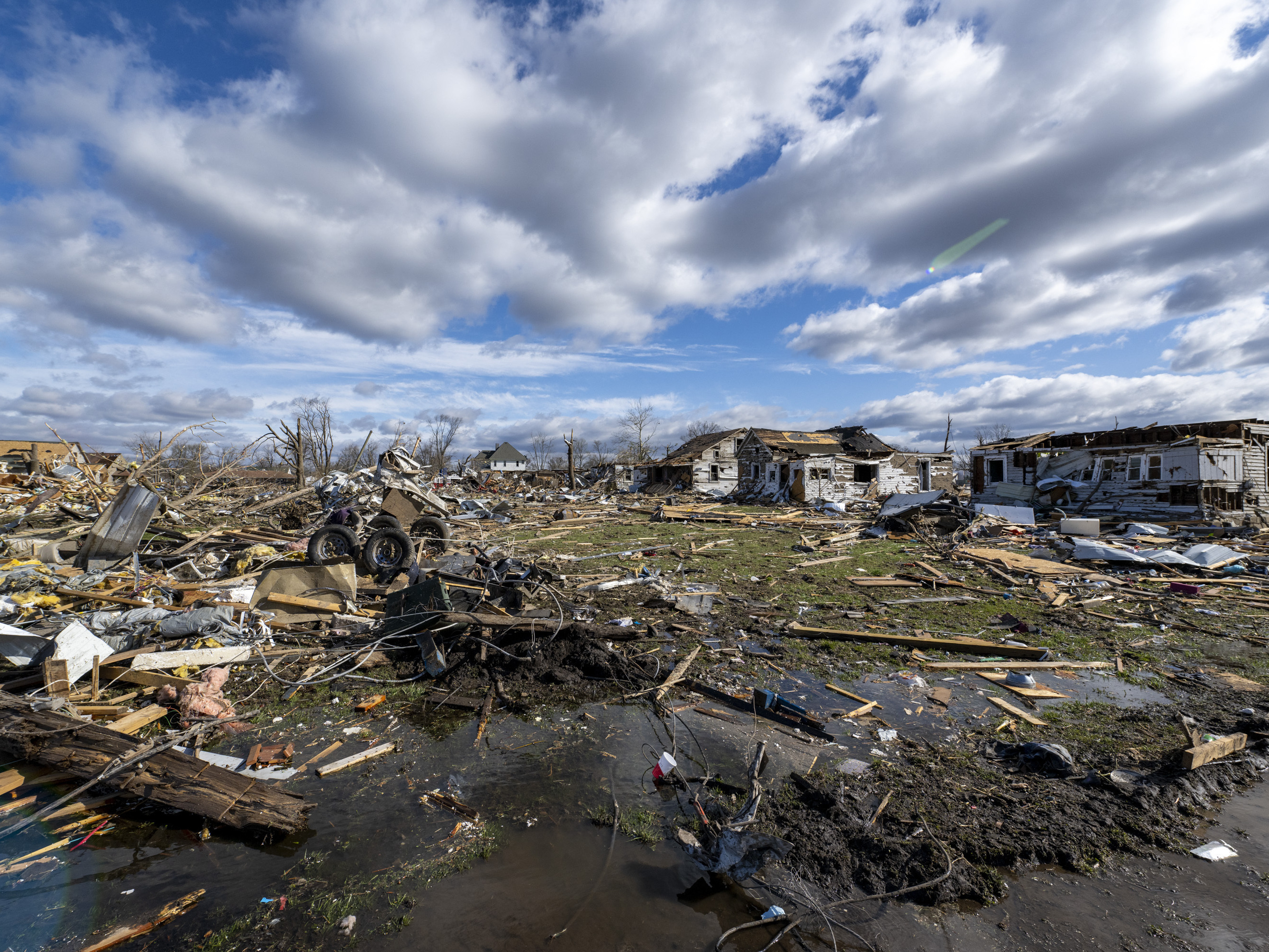 Death toll rises to 26 after tornadoes sweep across the South and the(02)