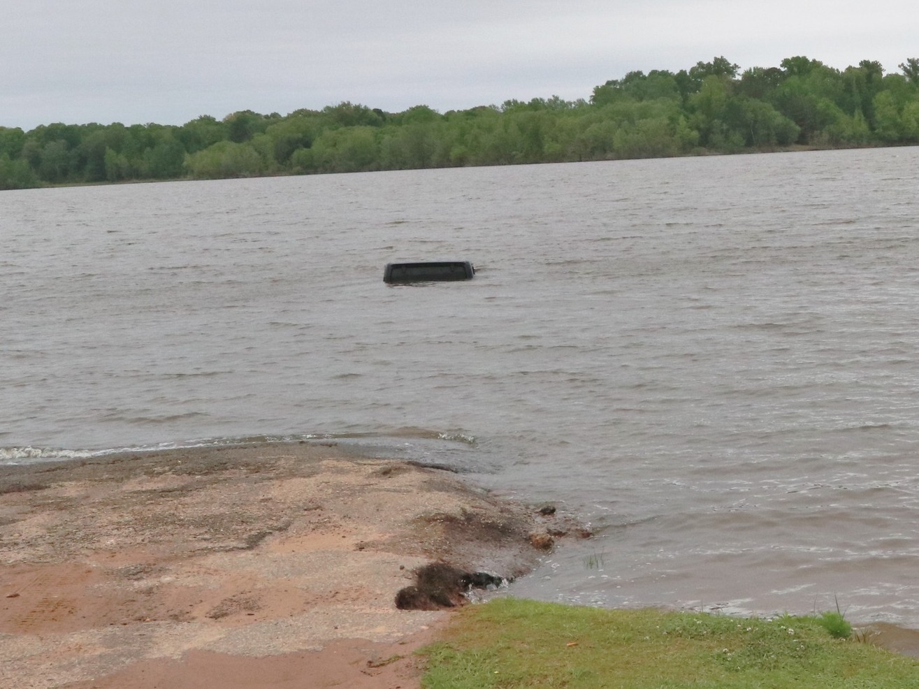 Police came to pull a Jeep out of a lake. They found a woman inside, alive - Vimarsana News