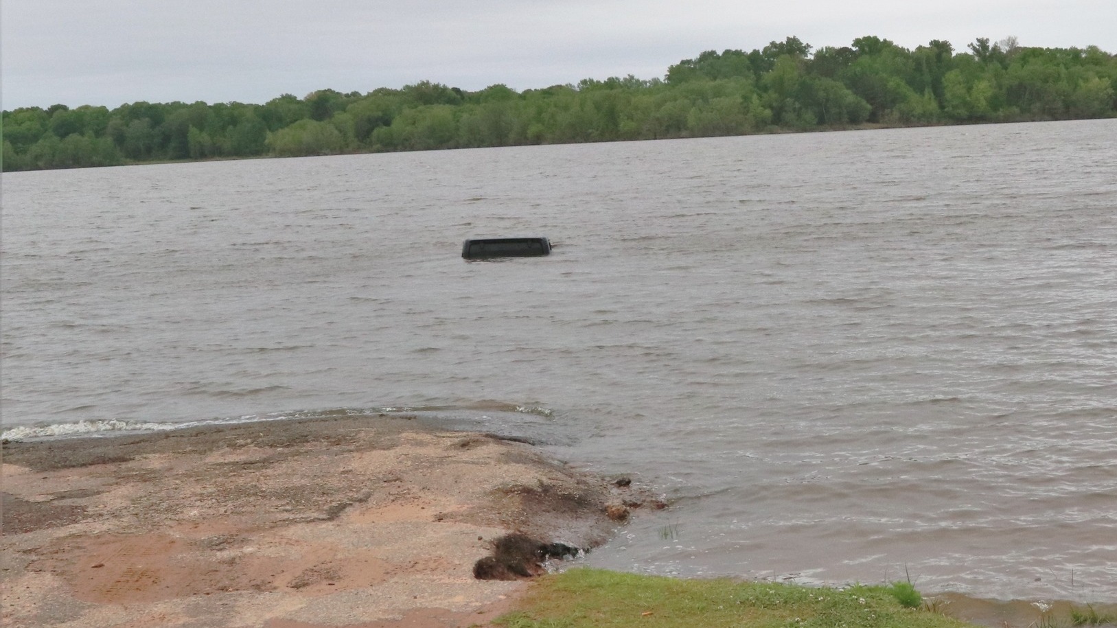 Police came to pull a Jeep out of a lake. They found a woman inside, alive