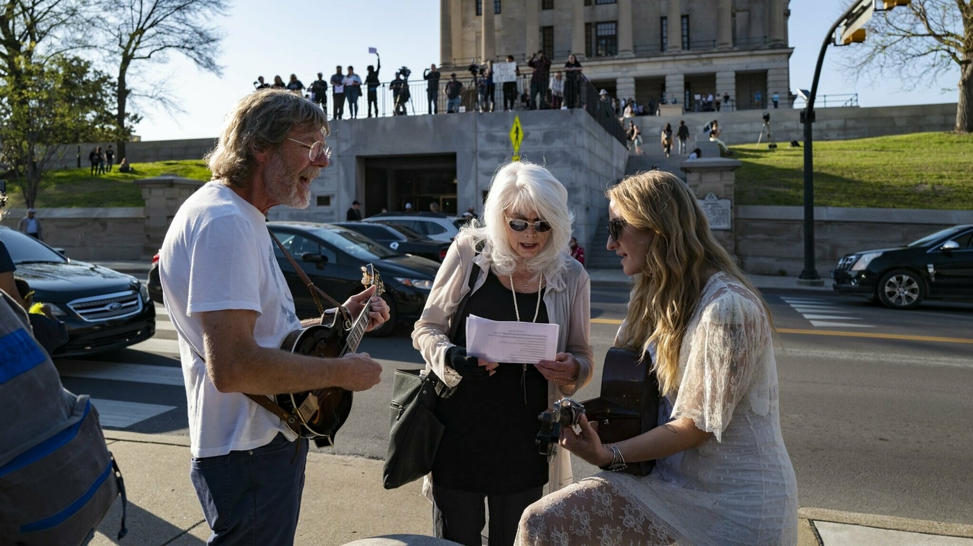 Margo Price, Emmylou Harris cover Bob Dylan at Justin Jones' reinstatement : #NowPlaying : NPR - Vimarsana News
