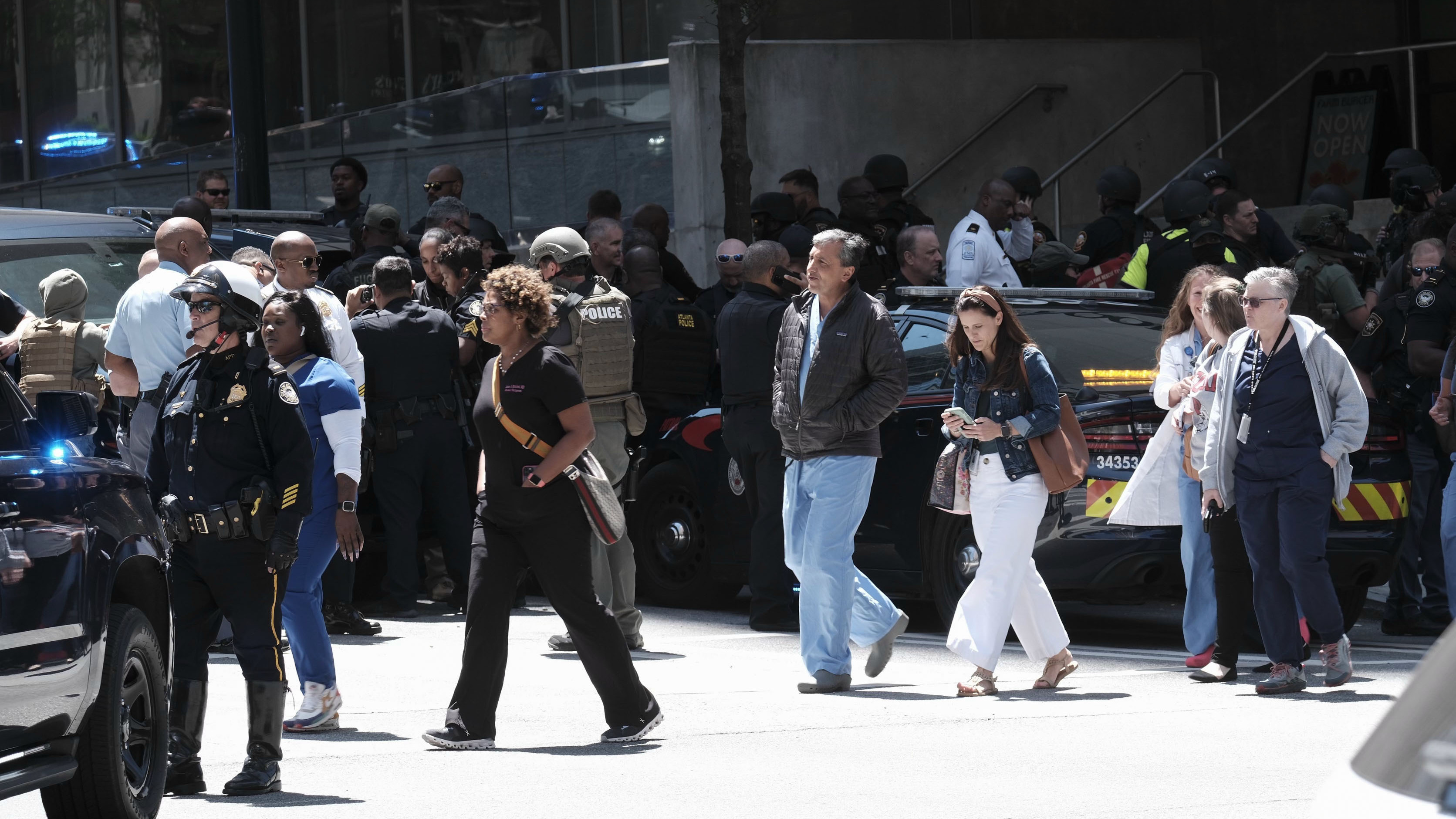 Atlanta police search for a gunman who killed 1 and injured 4 in a medical building - Vimarsana News