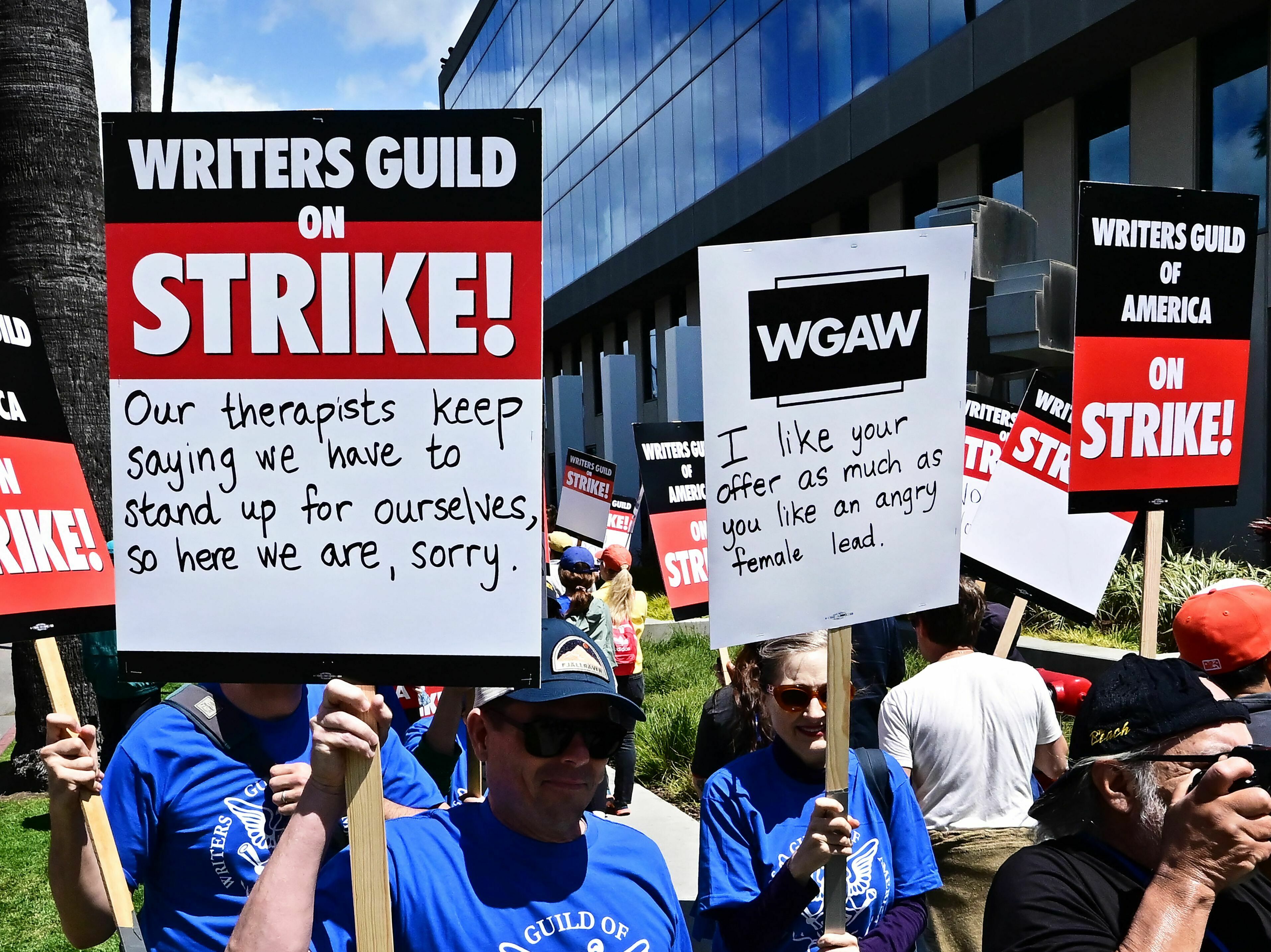 The best picket signs of the Hollywood writers' strike - Vimarsana News