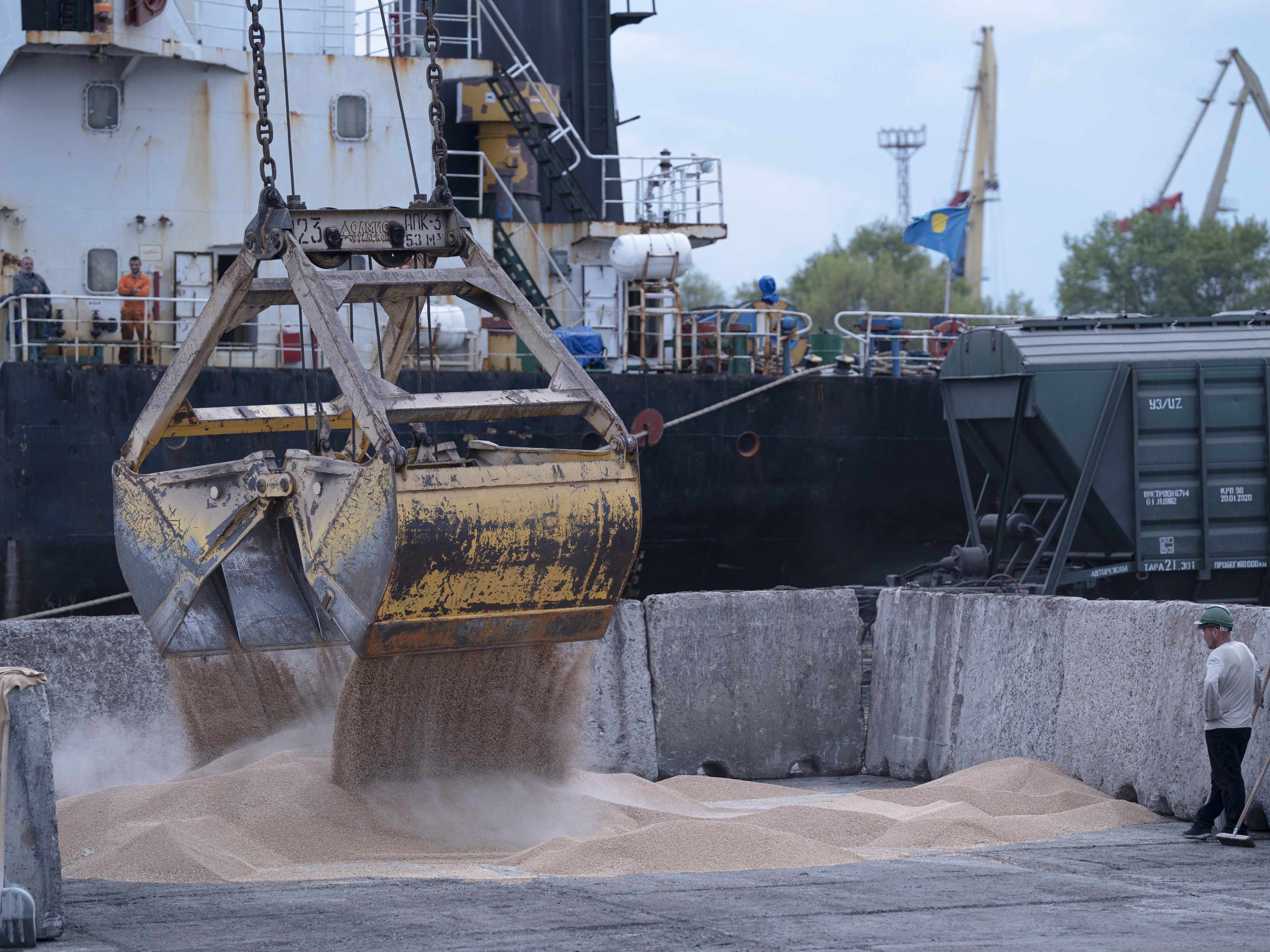 The Ukraine grain deal is extended 2 months, helping ease the global food crisis - Vimarsana News