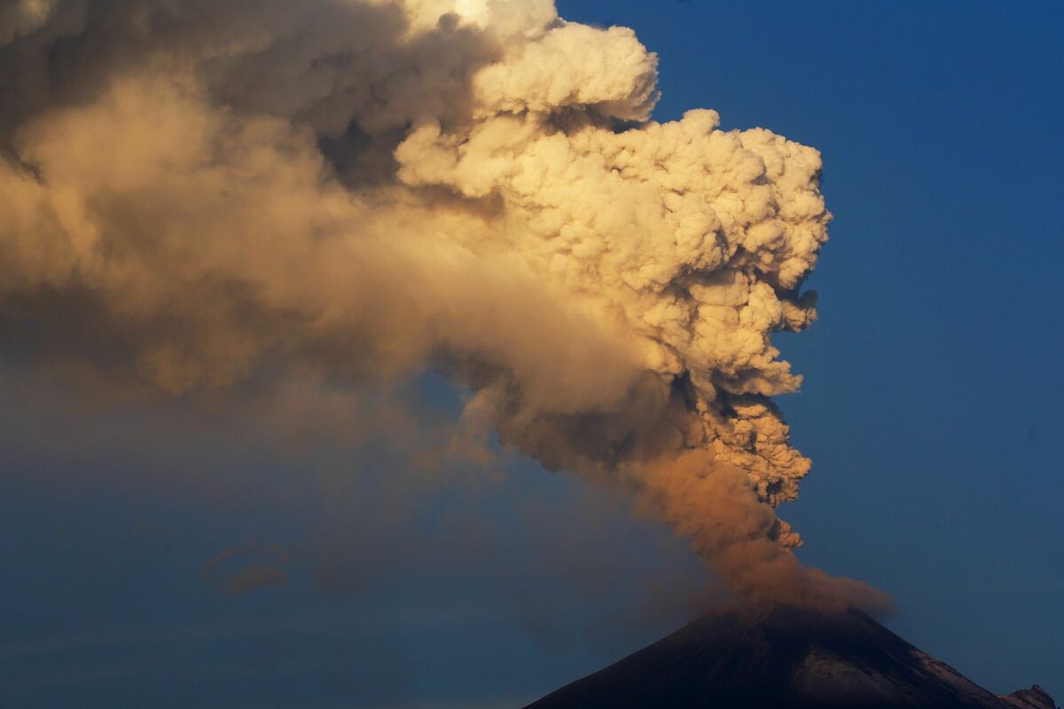 El volcán Popocatépetl cerca de la Ciudad de México arroja cenizas