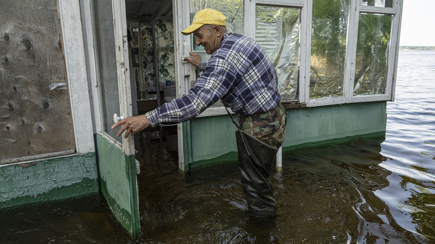 Evacuations begin after a major dam in southern Ukraine is heavily