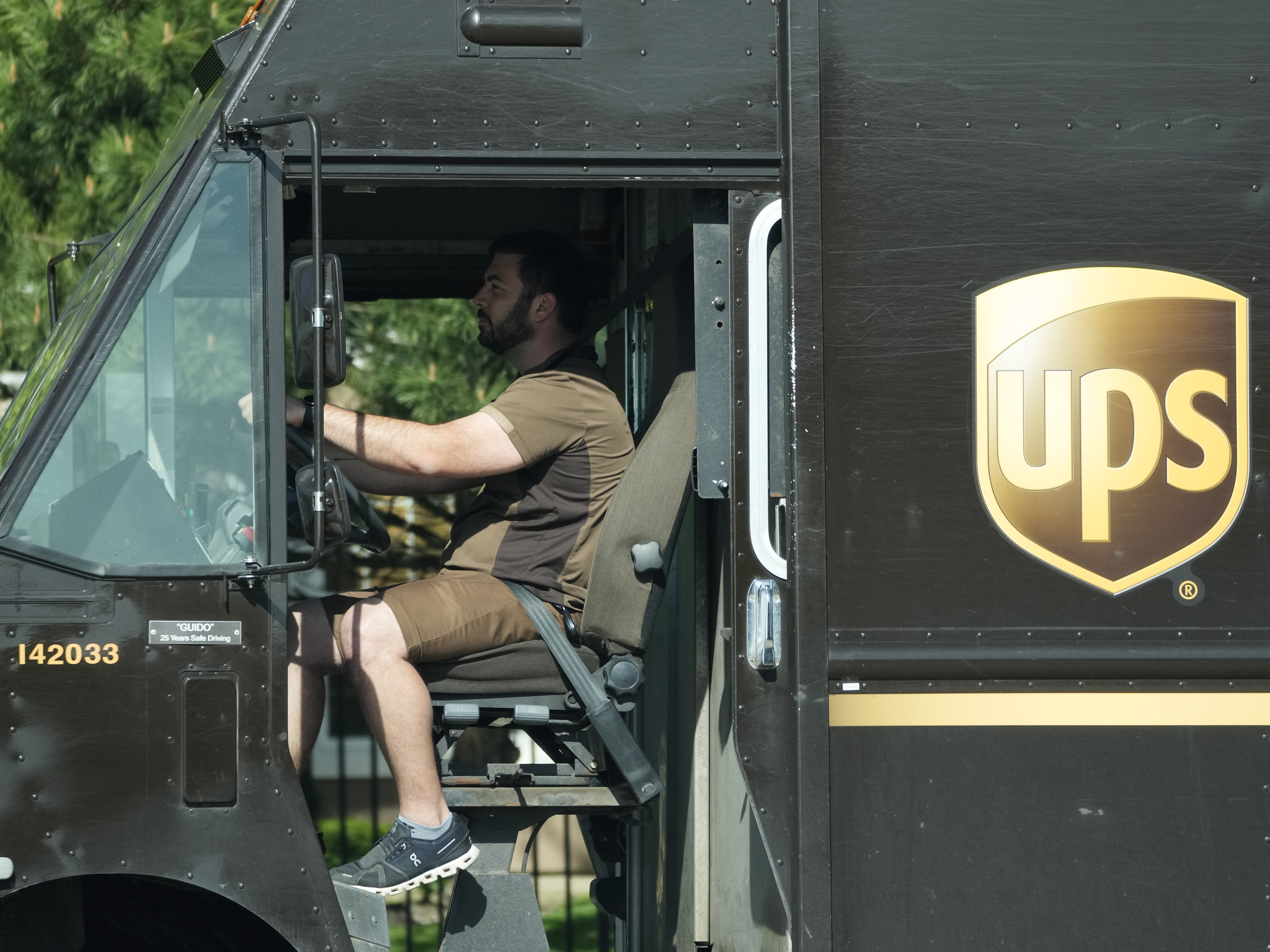 UPS workers facing extreme heat win a deal to get air conditioning in new trucks - Vimarsana News