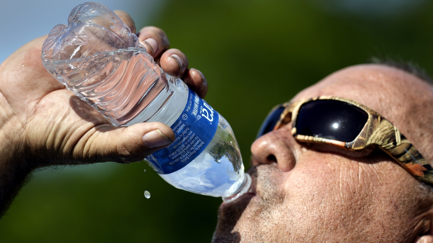 Should I be concerned if disposable water bottles freeze or overheat?