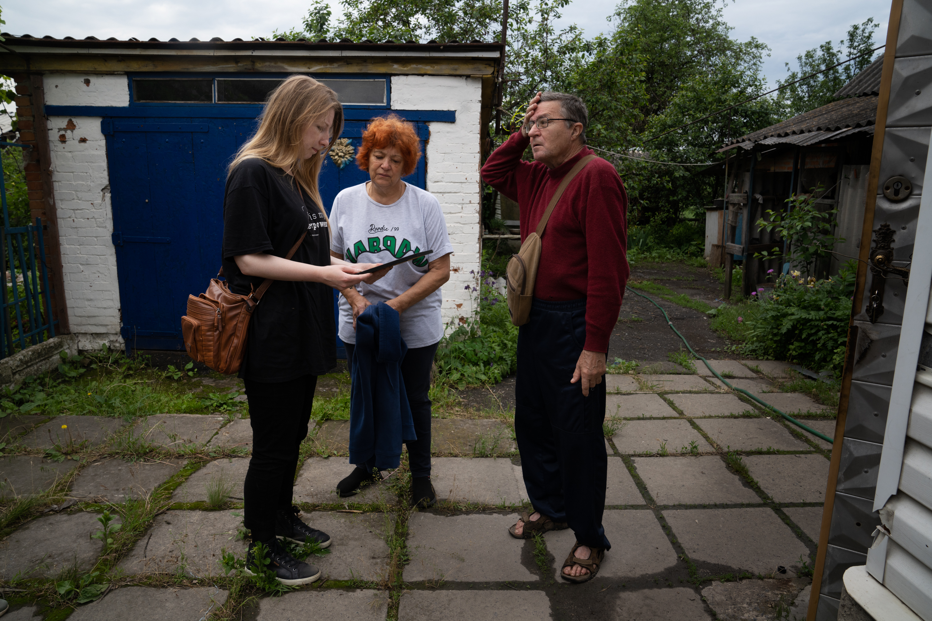 She saved the diary of a Ukrainian writer killed by Russia. Then she was killed, too 6 Amelina presents a special award from the International Publishers Association to Vakulenko's parents in May.