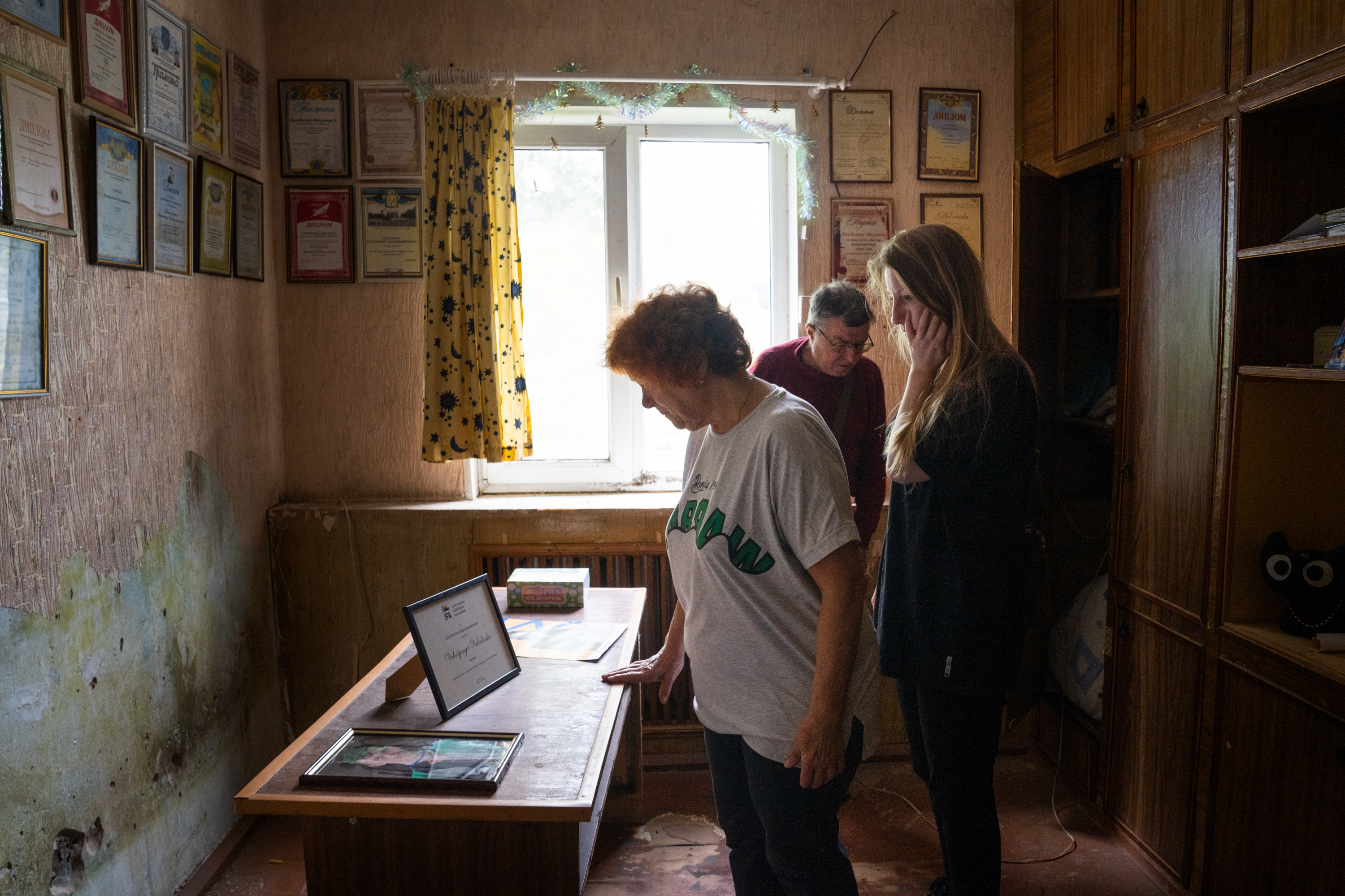 She saved the diary of a Ukrainian writer killed by Russia. Then she was killed, too 1 Amelina stands with the parents of Volodymyr Vakulenko in a room that memorializes his life.