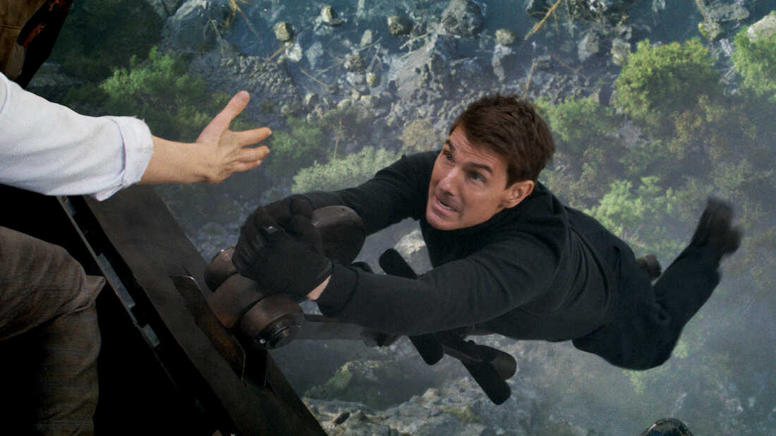 tom cruise do his own stunts in mission impossible