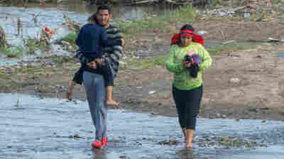 An appeals court says new asylum restrictions at the border can stay in place for now