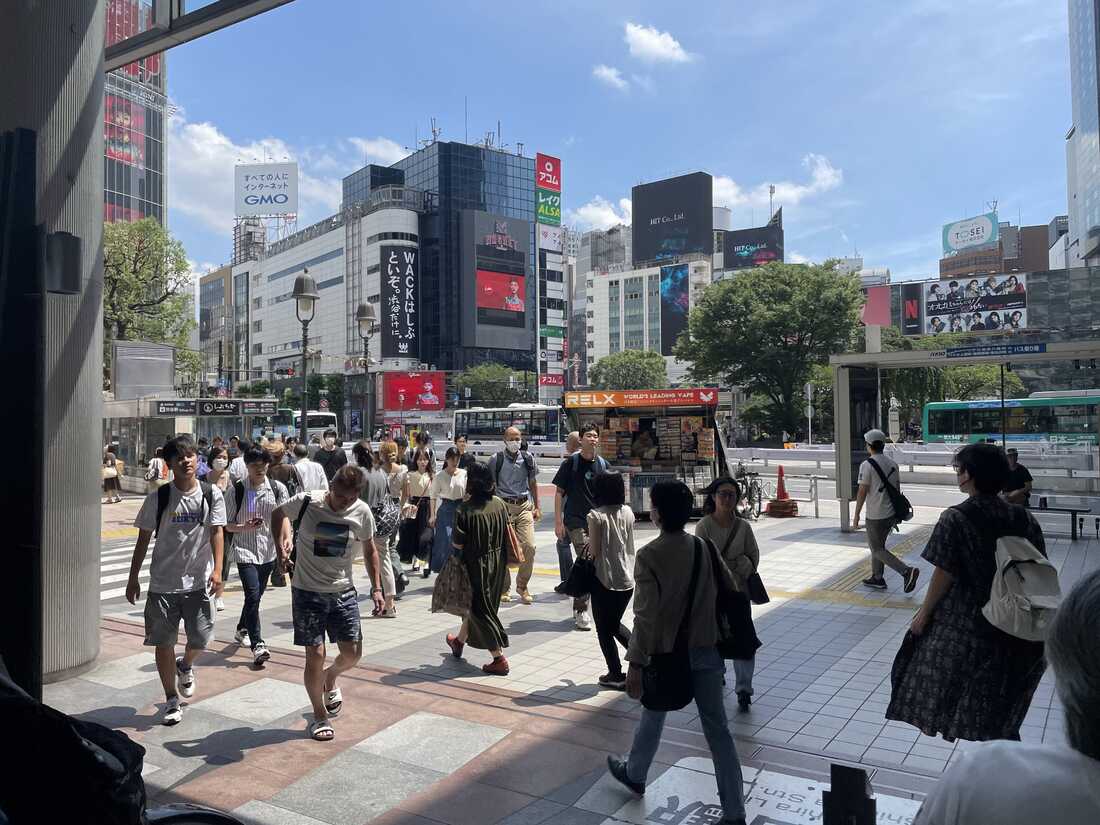 Tokyo, Japan. 6th Aug, 2014. Pedestrians walk under the hot