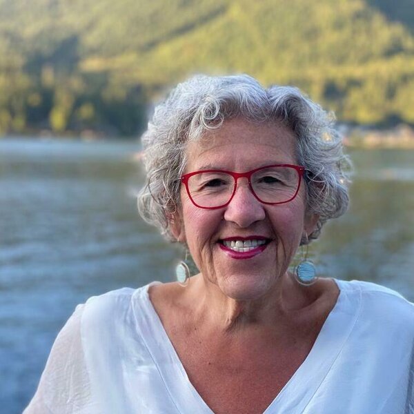 lynn-fainsilber-katz-photo_sq-7d07459af503841da008b6c56b3c7661a315df02-s600-c85.jpg