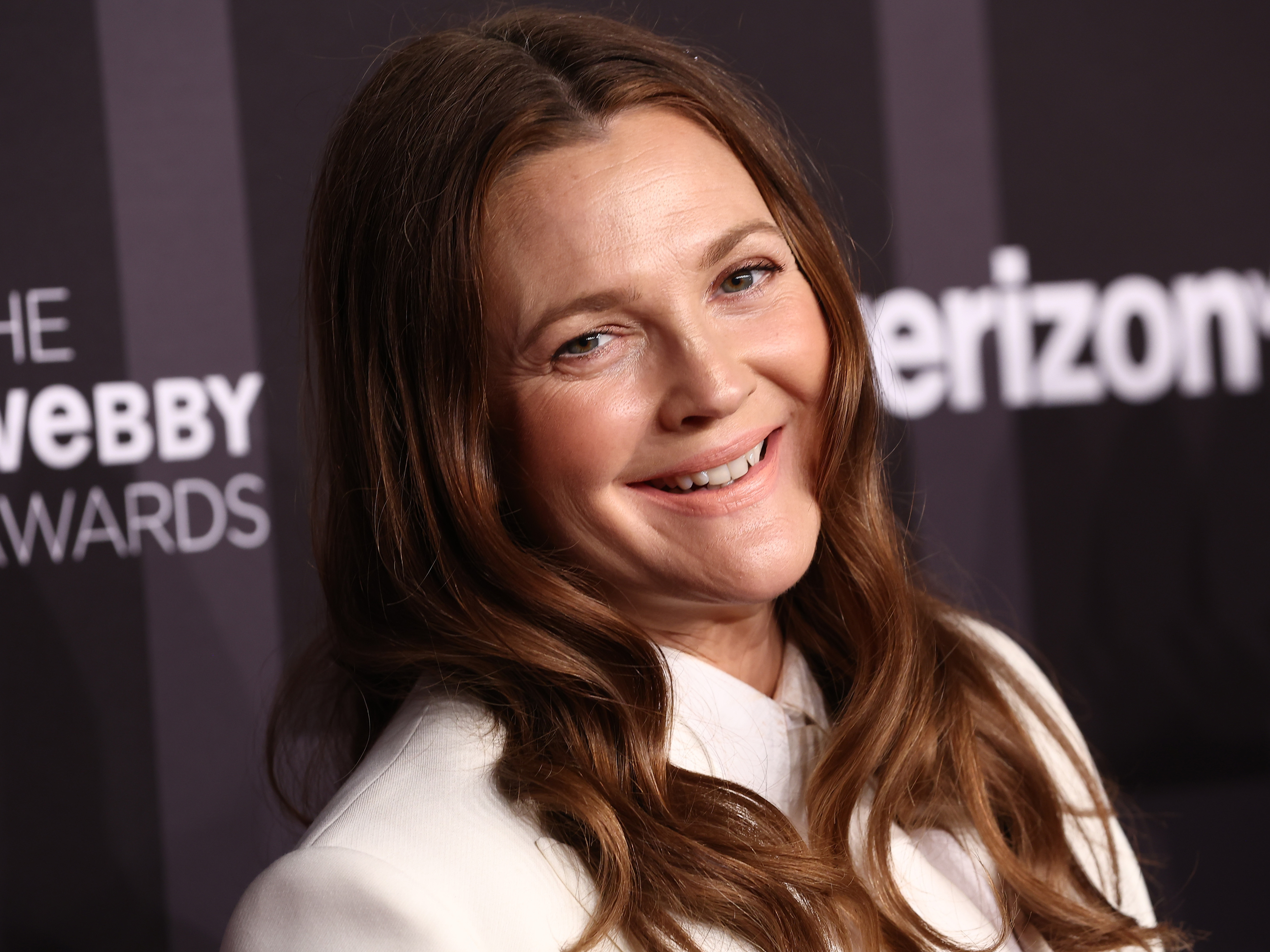 Drew Barrymore to restart her talk show amid strikes, drawing heated criticism - Vimarsana News