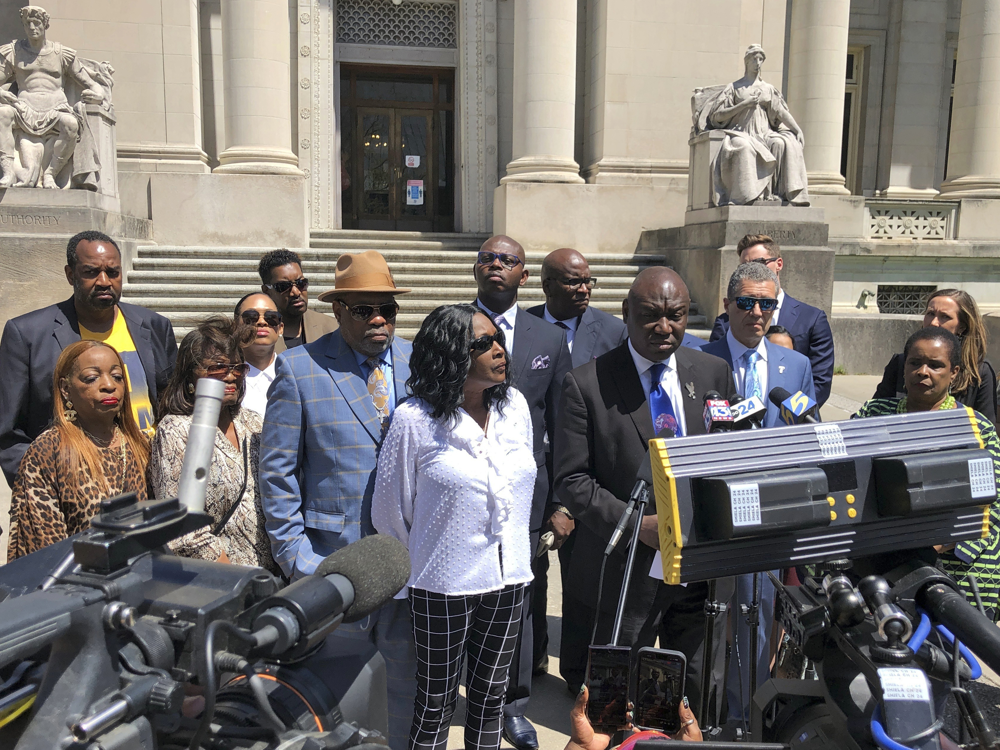 5 former Memphis officers are indicted on federal charges for death of Tyre Nichols News WLIWFM