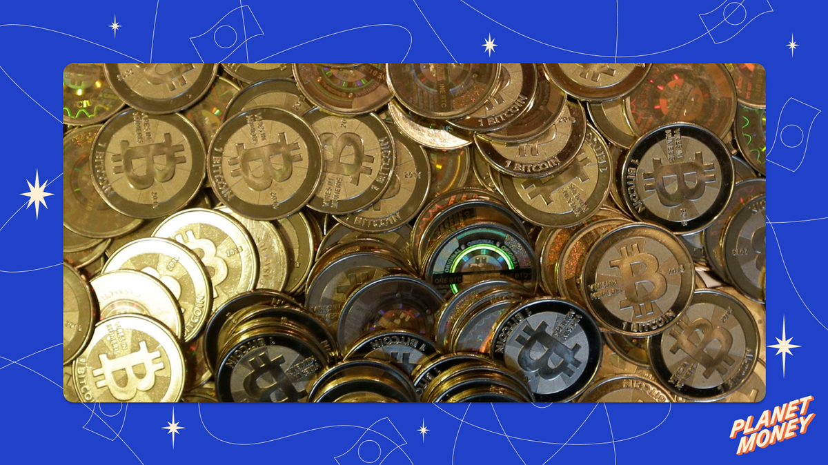 Foto file tanggal 3 April 2013 ini menunjukkan token Bitcoin di toko insinyur perangkat lunak Mike Caldwell yang berusia 35 tahun di Sandy, Utah.