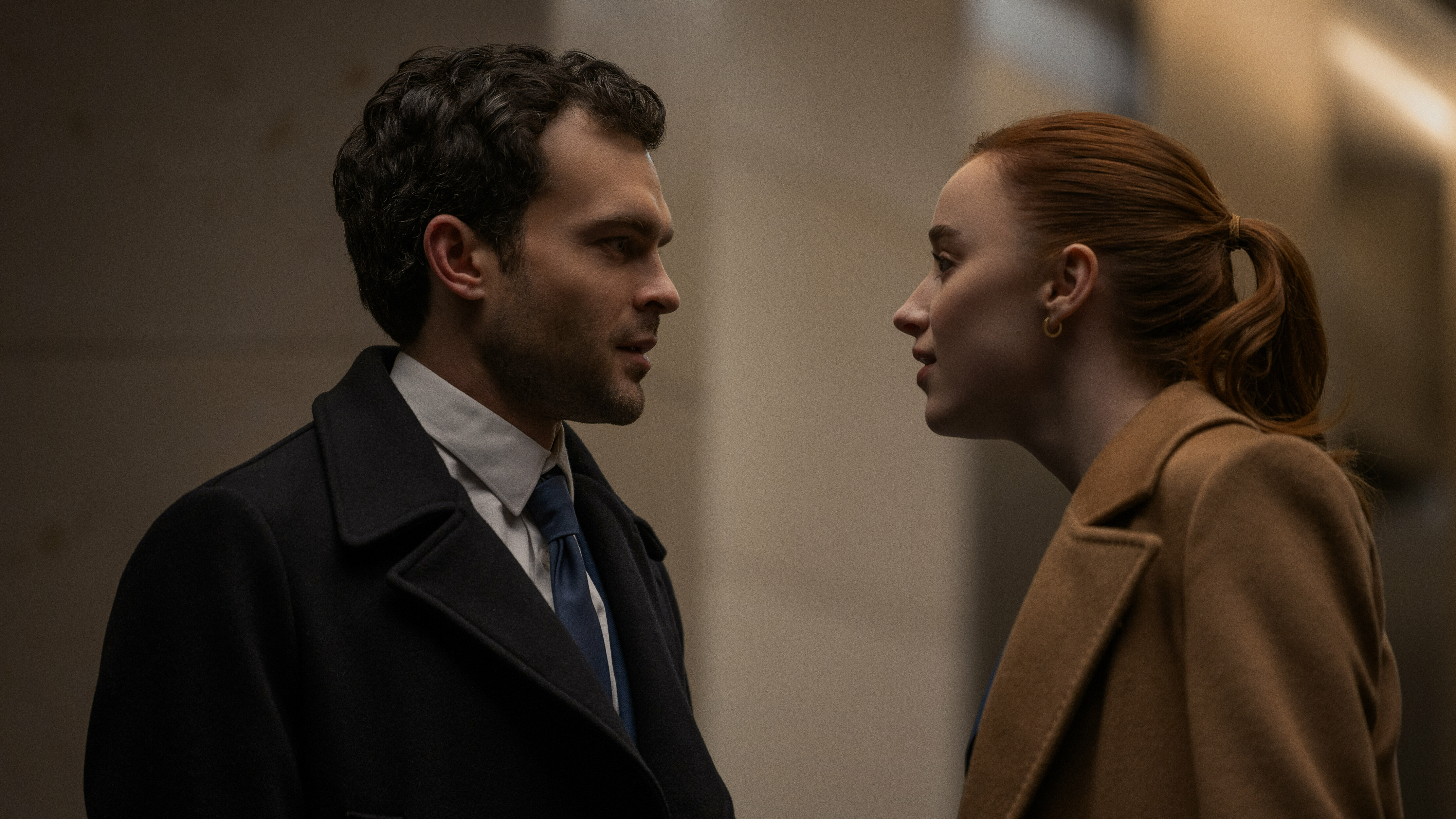 A cutthroat power couple Luke (Alden Ehrenreich) and Emily (Phoebe Dynevor) end up in a power struggle in Fair Play.