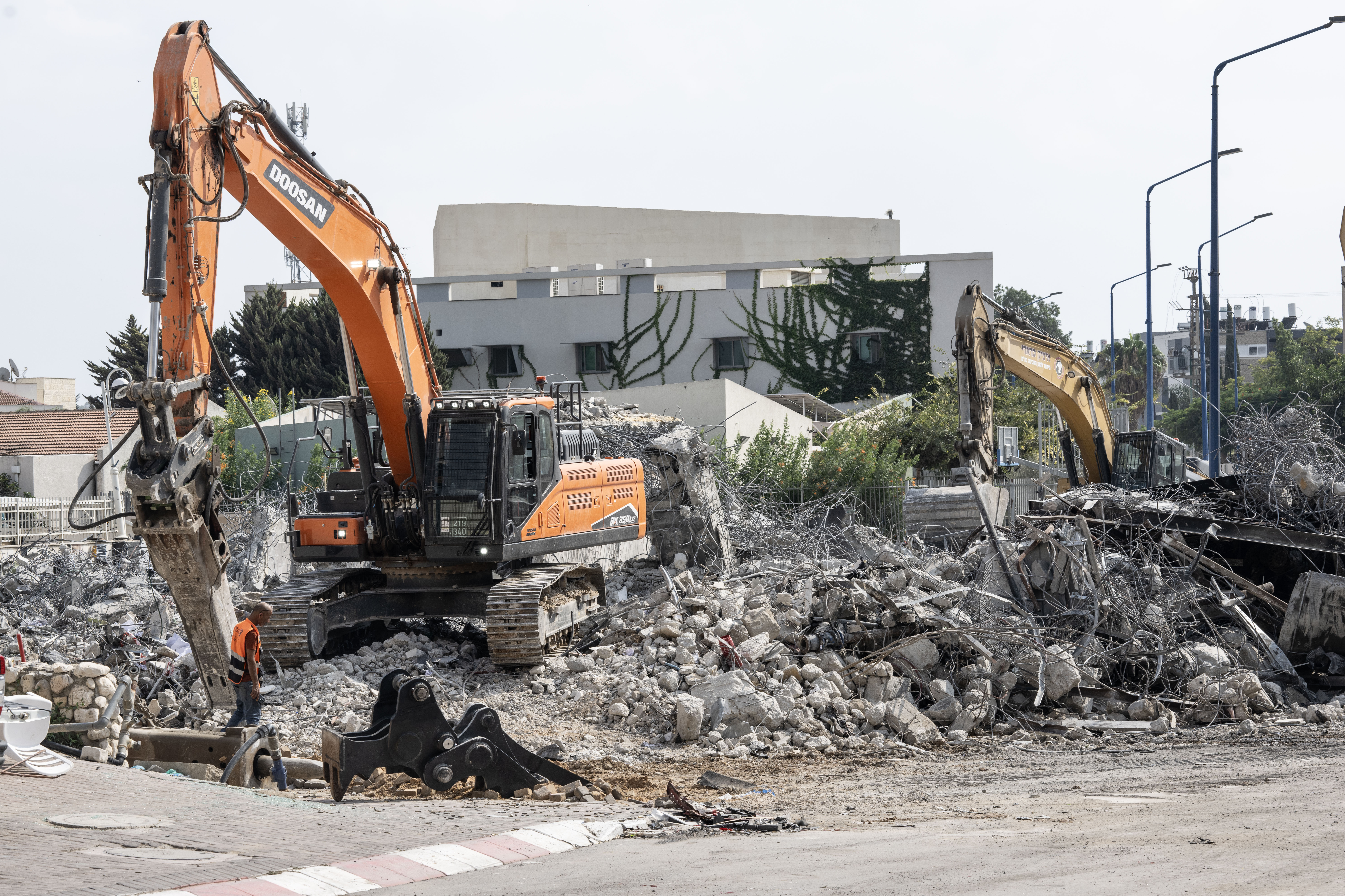 Left behind, in an assaulted Israeli town - Vimarsana News
