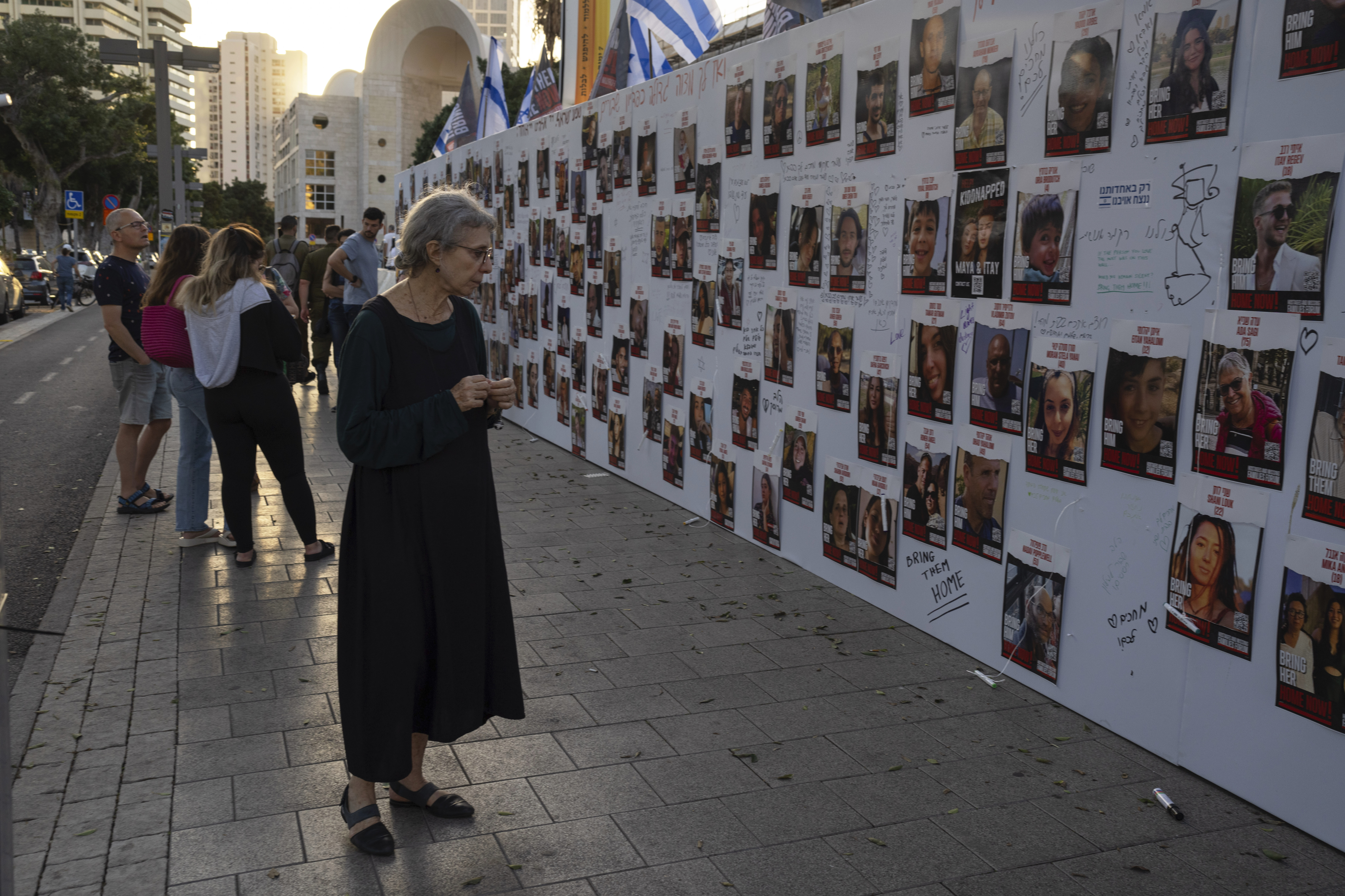 2 Americans taken hostage by Hamas during the attack on Israel are freed - Vimarsana News