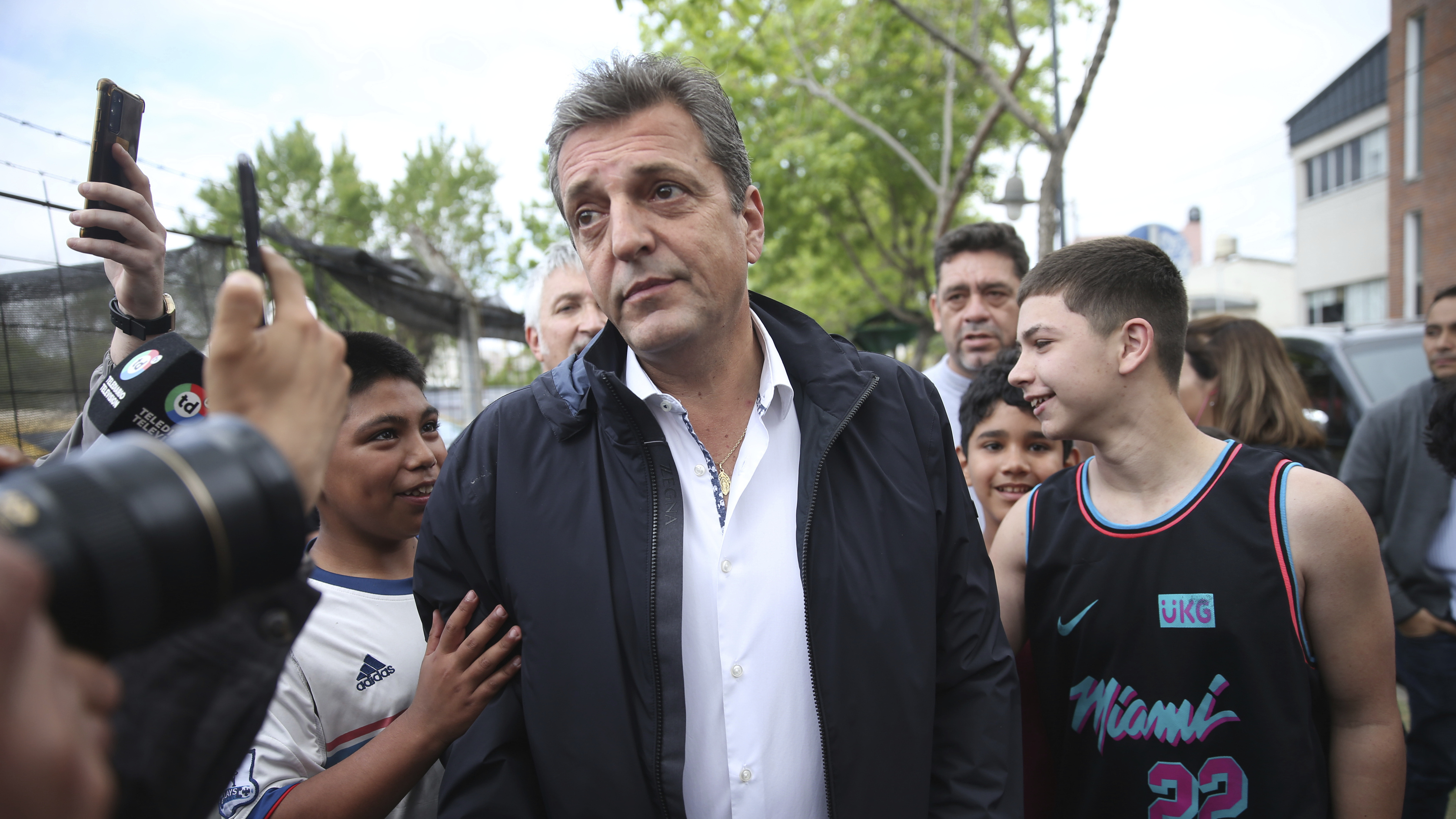 Argentine economy minister upsets populist as they head to presidential runoff - Vimarsana News