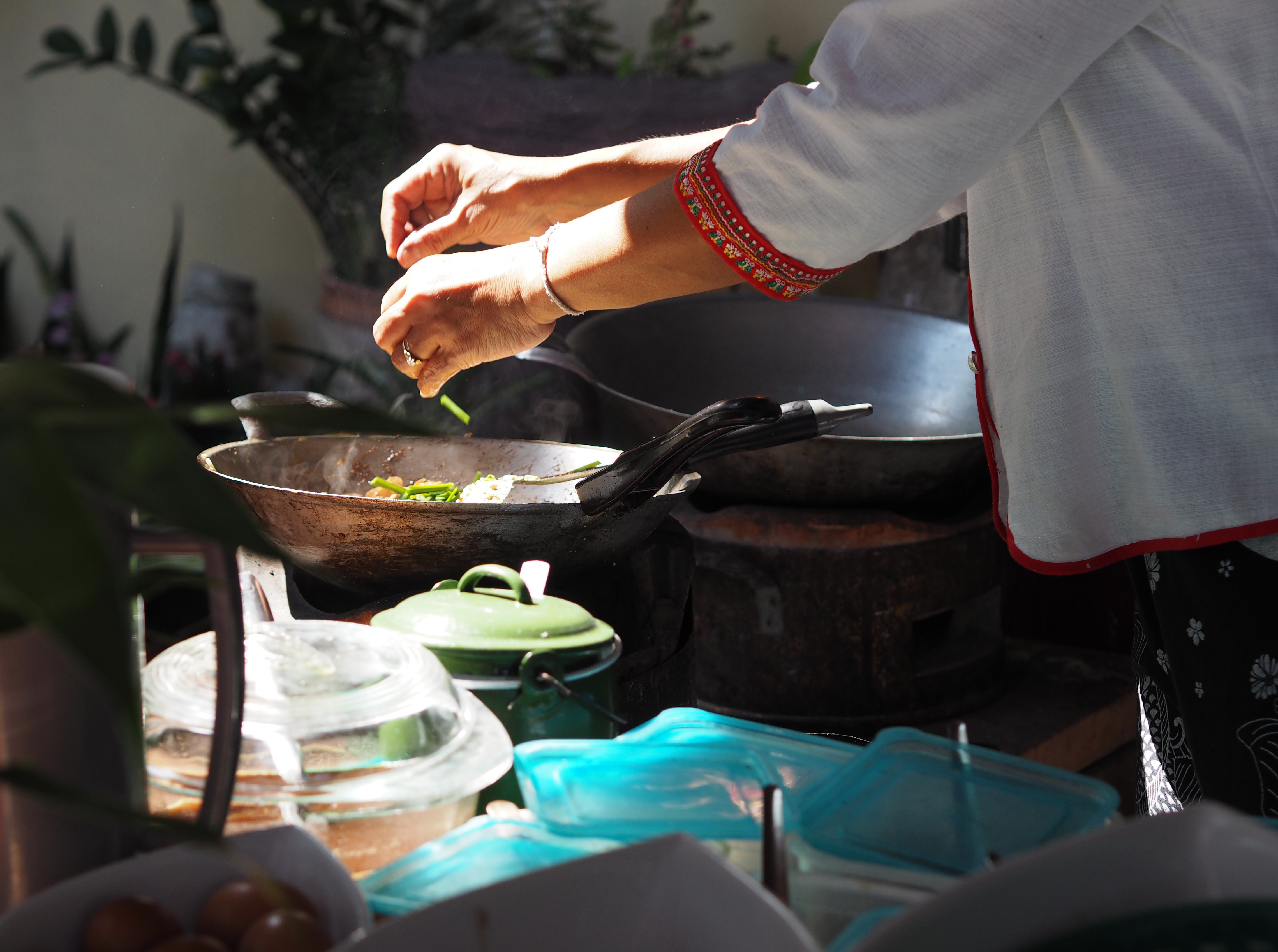 Worldwide, women cook nearly 9 meals a week on average, while men cook only 4, according to a new survey.
