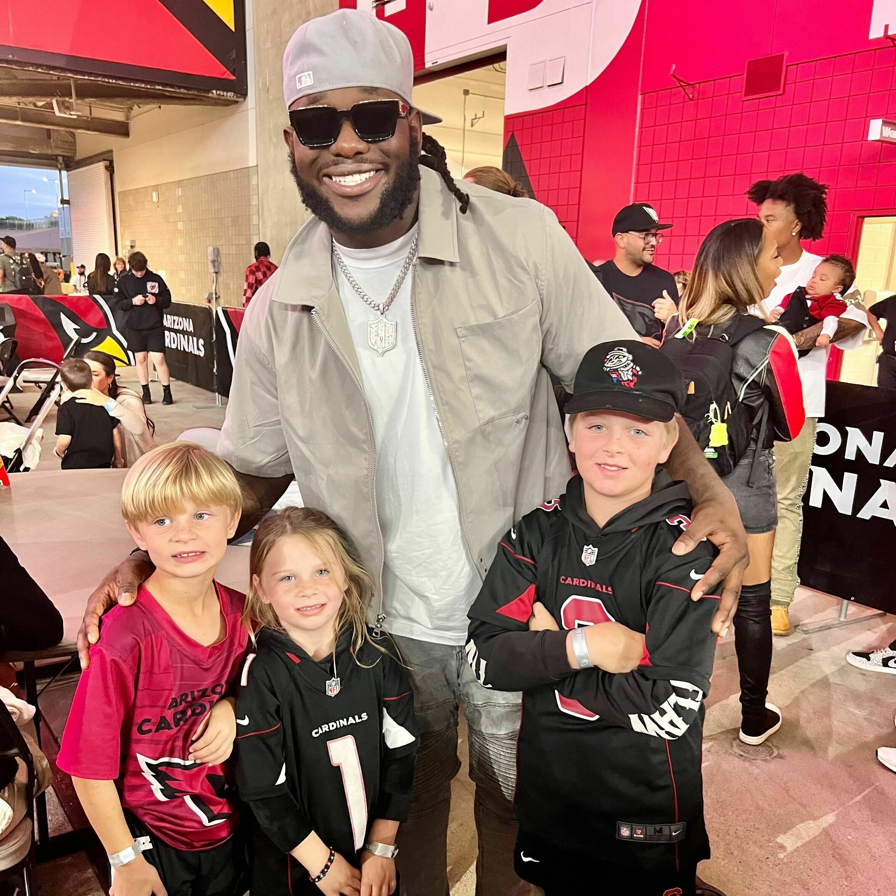 Fans gave NFL linebacker Jesse Luketa a lift to the game after he got a flat tire - Vimarsana News
