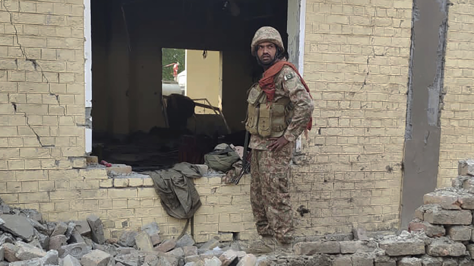 Pakistan troops search for militants suspected in deadly attack on police station