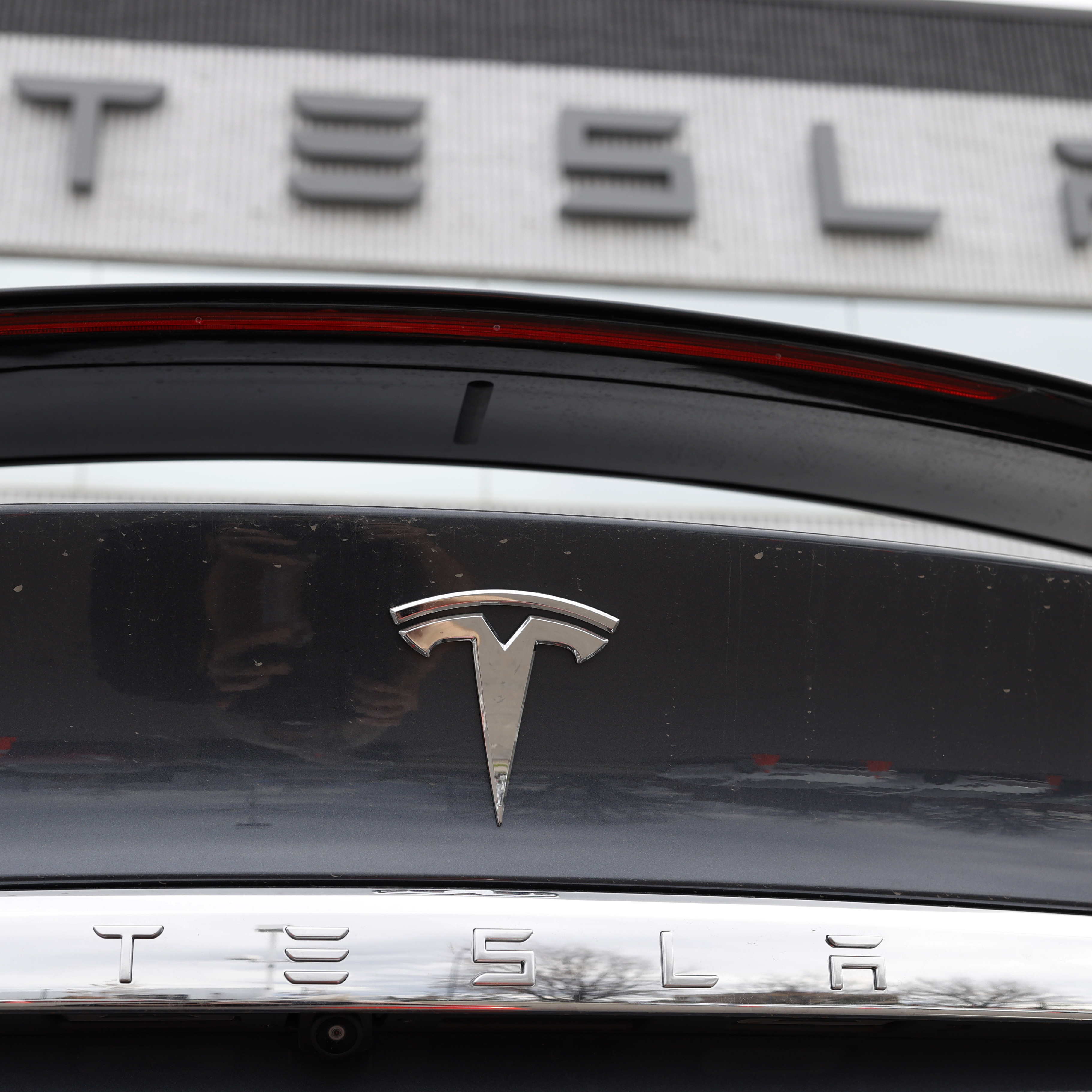 Tesla retira más de 2 millones de vehículos para reparar el sistema de monitoreo automático de controladores automáticos defectuosos