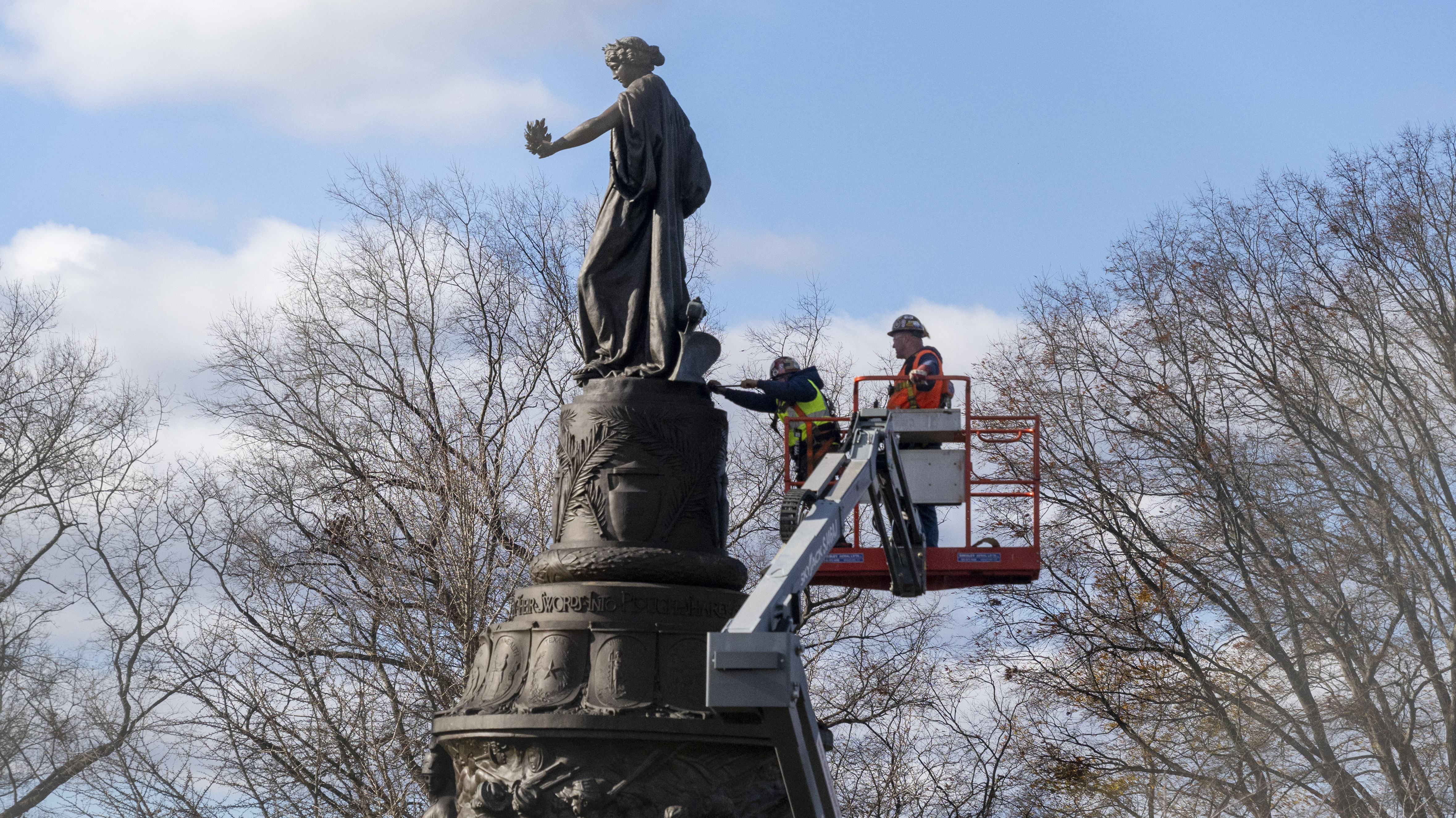 Judge allows the removal of a Confederate memorial at Arlington Cemetery 