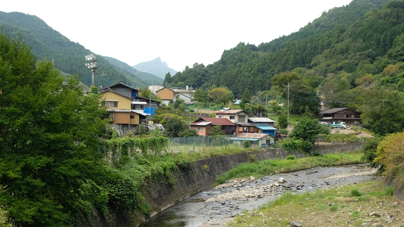 日本最古の村、生き残るため若い住民を説得：-