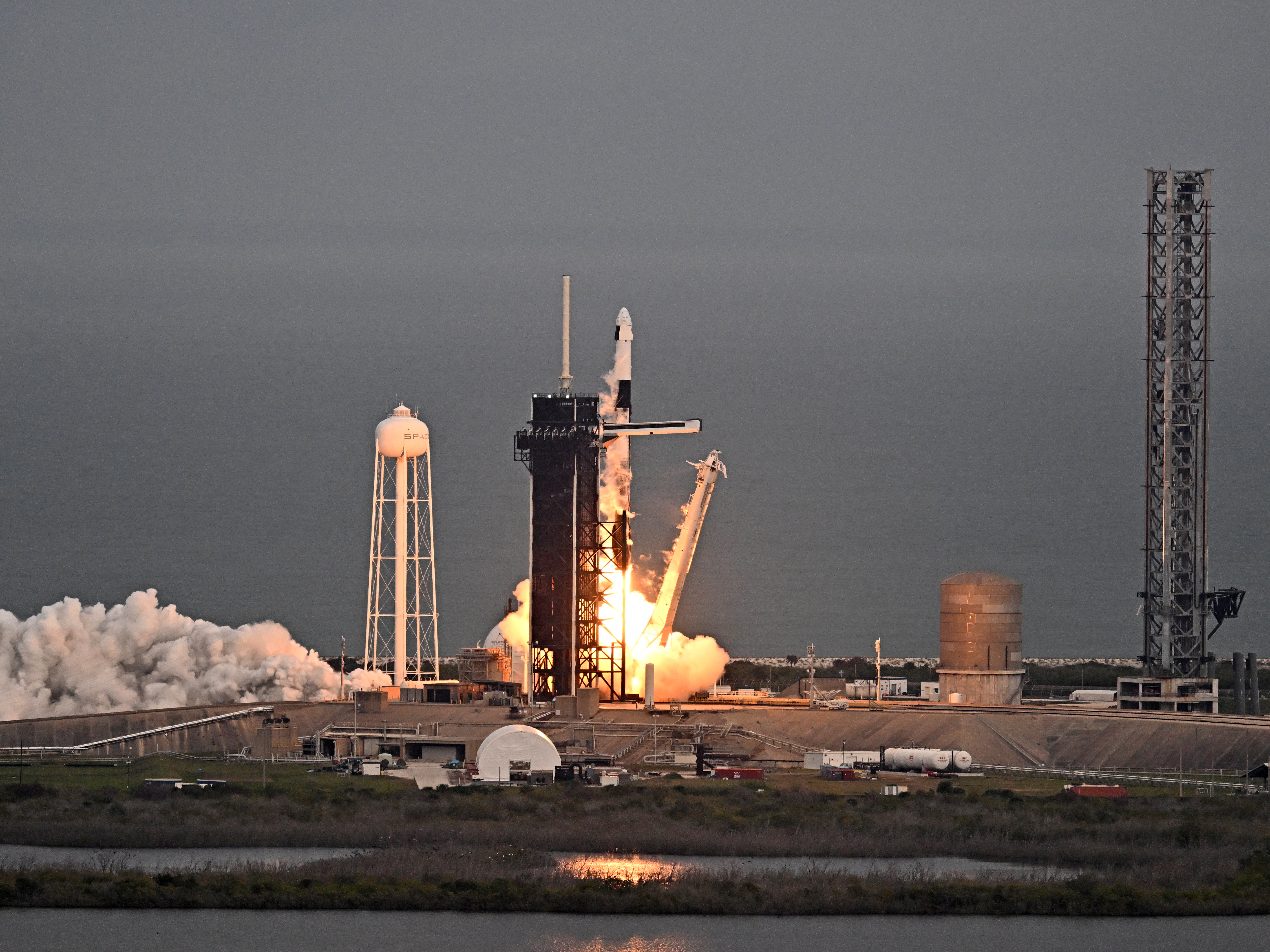 SpaceX launches 4 people for a private mission to the International Space Station
