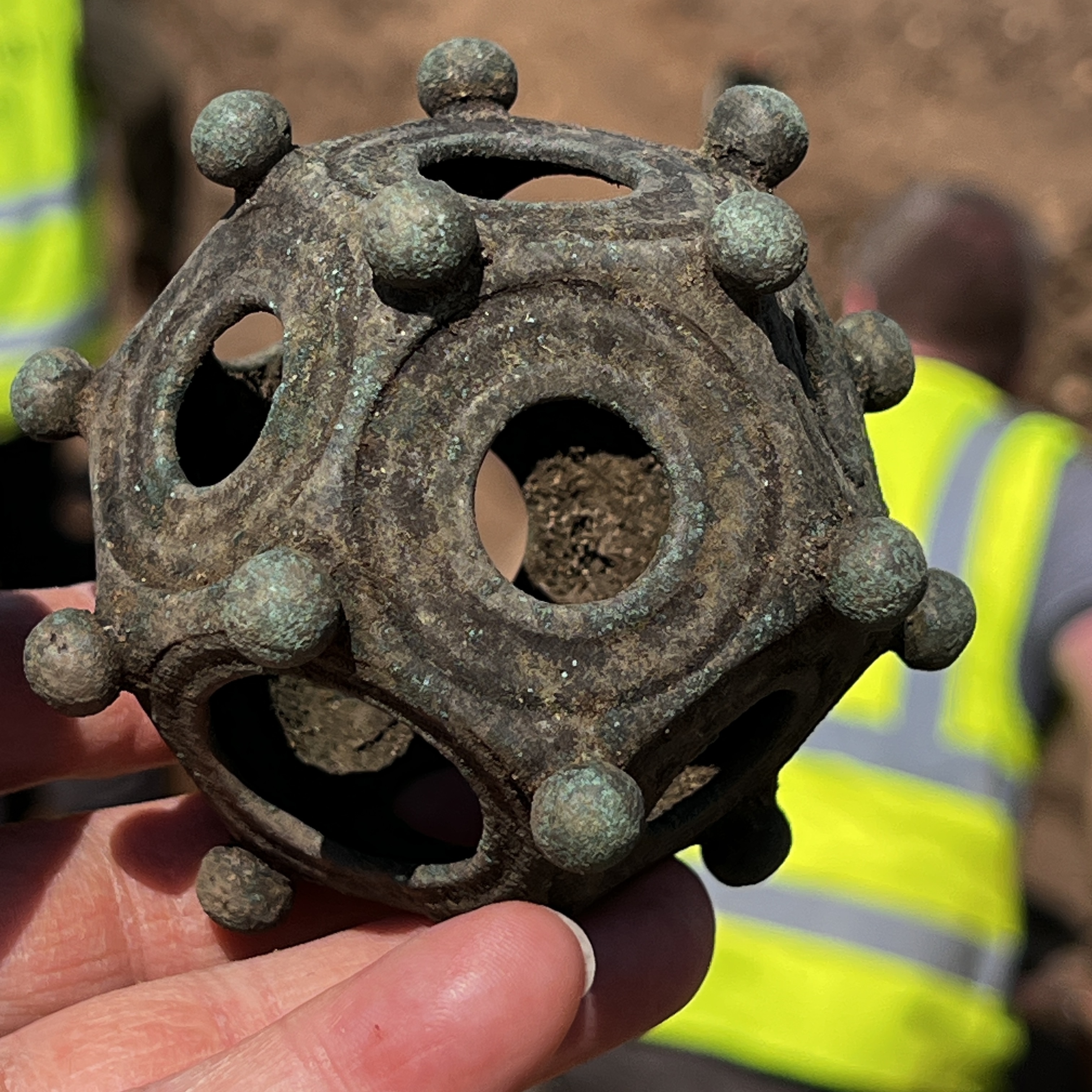 Amateur archaeologists uncover a mysterious ancient Roman artifact in England - Vimarsana News