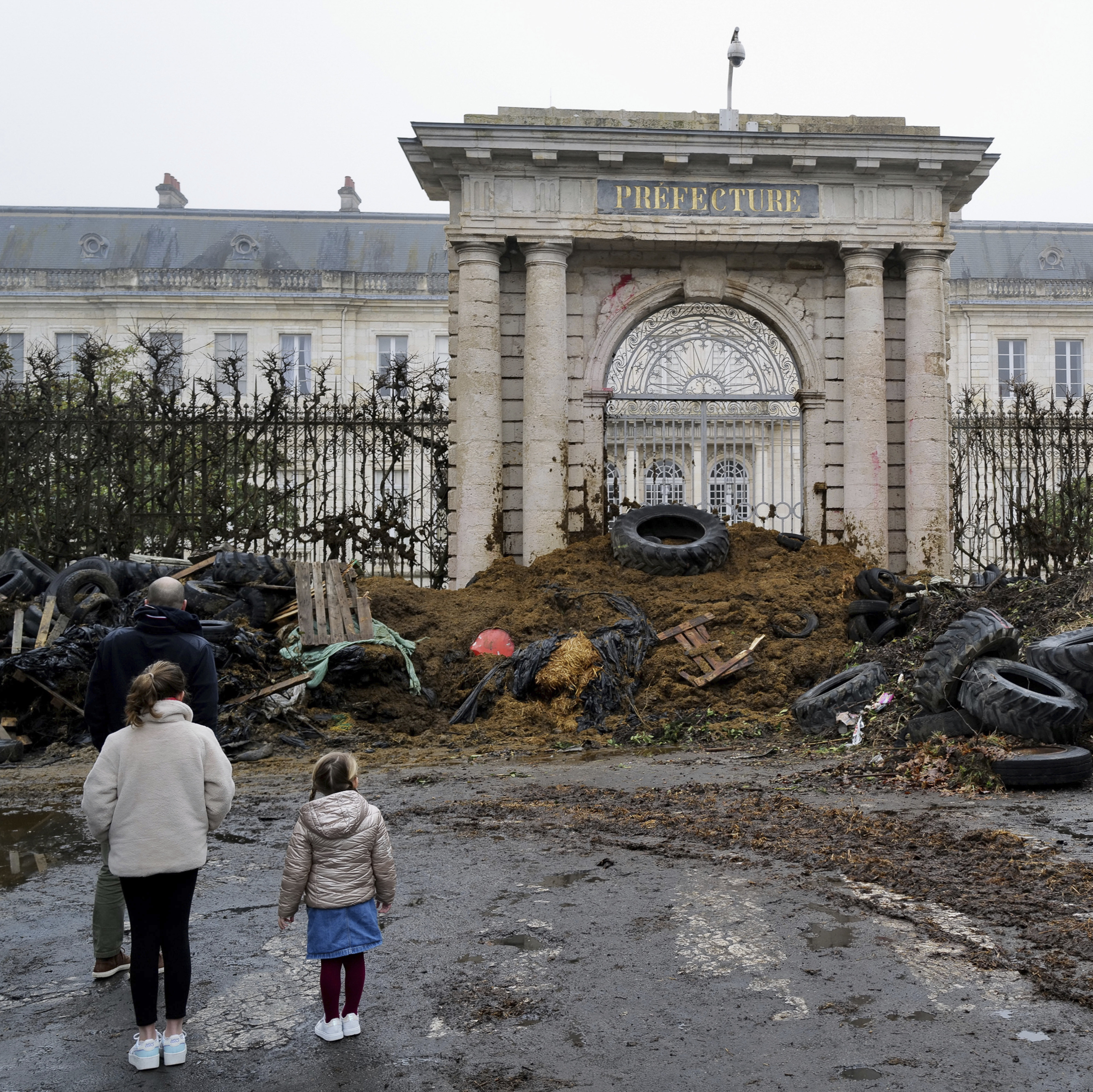 Climate activists throw soup at glass protecting Mona Lisa in Paris - Vimarsana News