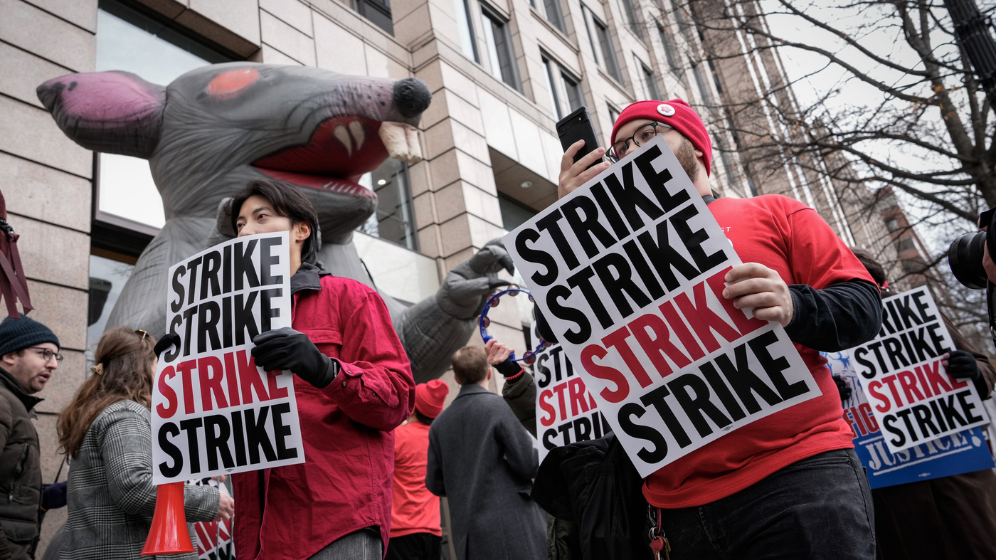 Amid media layoffs, journalists turn to NewsGuild and picket lines : NPR - Vimarsana News