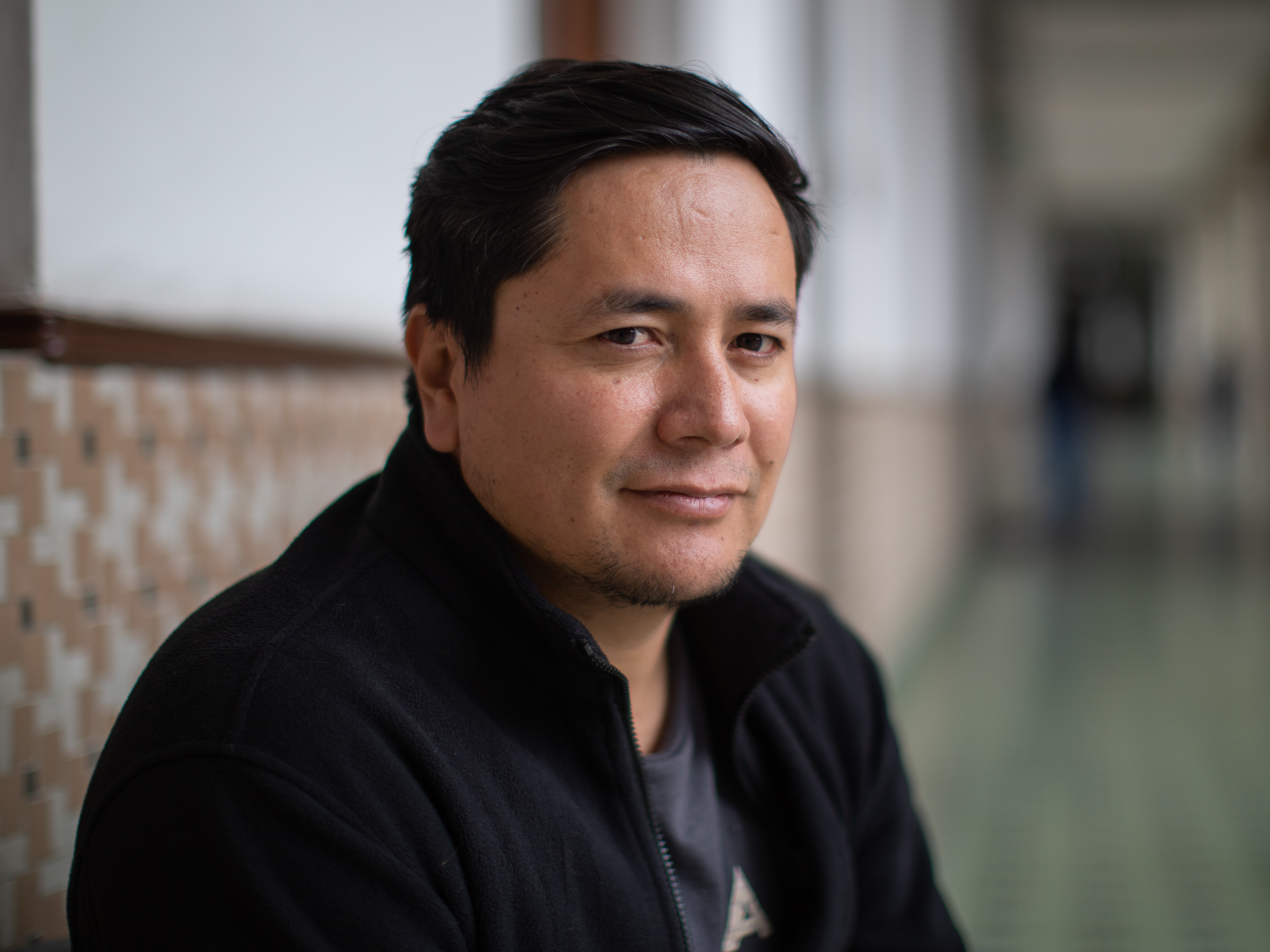 "[Estamos] enmarcando esto como una oportunidad no solo para reducir las brechas de género sino también para mejorar las relaciones con nuestras parejas, con nuestras familias”, dice Juan David Cortés, líder estratégico de la Escuela de Hombres al Cuidado.