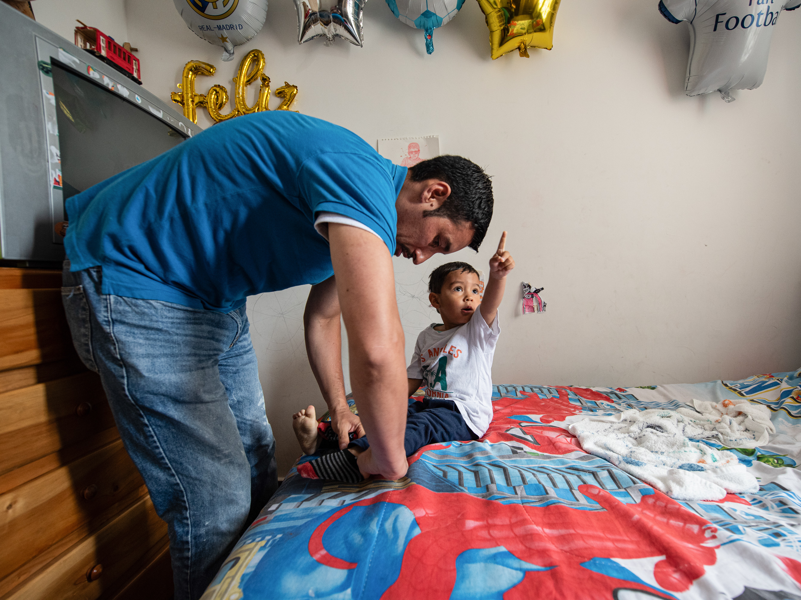 Una “escuela para hombres” enseña a cambiar pañales y hacer colas de caballo 6 Ferley Sáenz, el coordinador de 40 años del sistema de transporte de Bogotá, viste a su hijo Jerónimo para el día. Sáenz admite que su esposa asume la mayor parte del cuidado de sus hijos y de las tareas del hogar. Durante años, consideró que esto era la norma y pasaba la mayor parte de sus días en el trabajo o con amigos. Ahora está tratando de ser un padre activo.