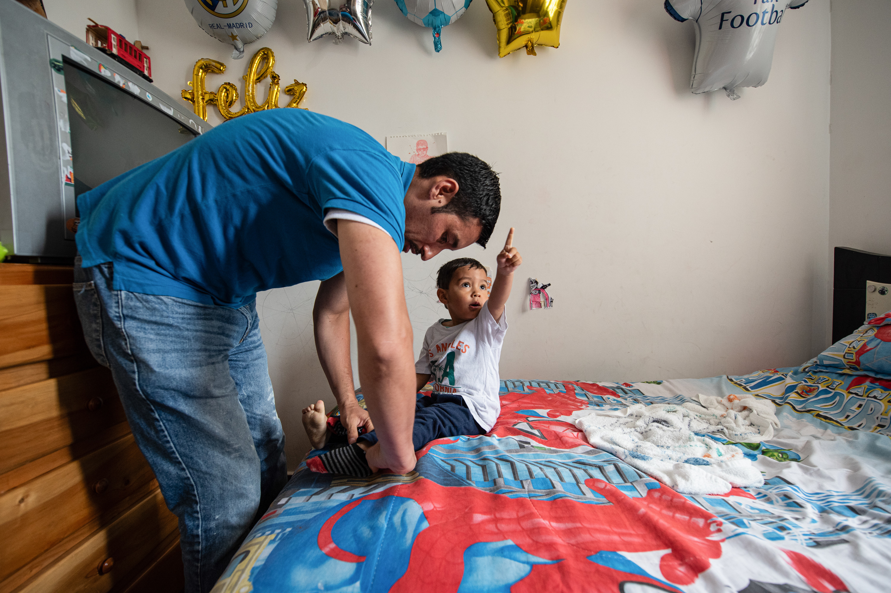 Hey, guys, wanna know how to diaper a baby or make a ponytail? Try the School for Men 6 Ferley Sáenz, a 40-year-old coordinator of Bogotá's transportation system, dresses his son Jeronimo for the day. Sáenz admits that his wife assumes most of the child care and household chores. For years, he considered this the norm, spending most of his days at work or with friends. Now he's trying to step up.