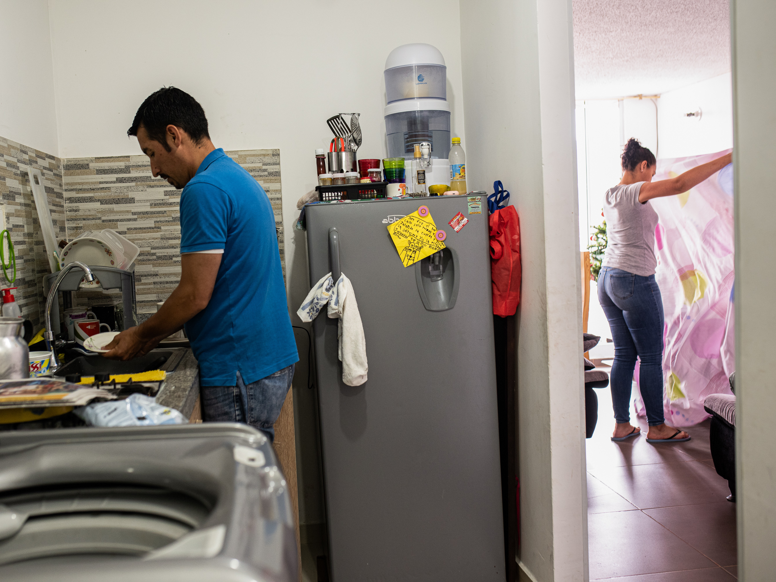 Una “escuela para hombres” enseña a cambiar pañales y hacer colas de caballo 7 Ferley Sáenz y su esposa, María Alejandra López, ahora se dividen las tareas del hogar. Aquí, Sáenz lava los platos mientras López ordena la sala.