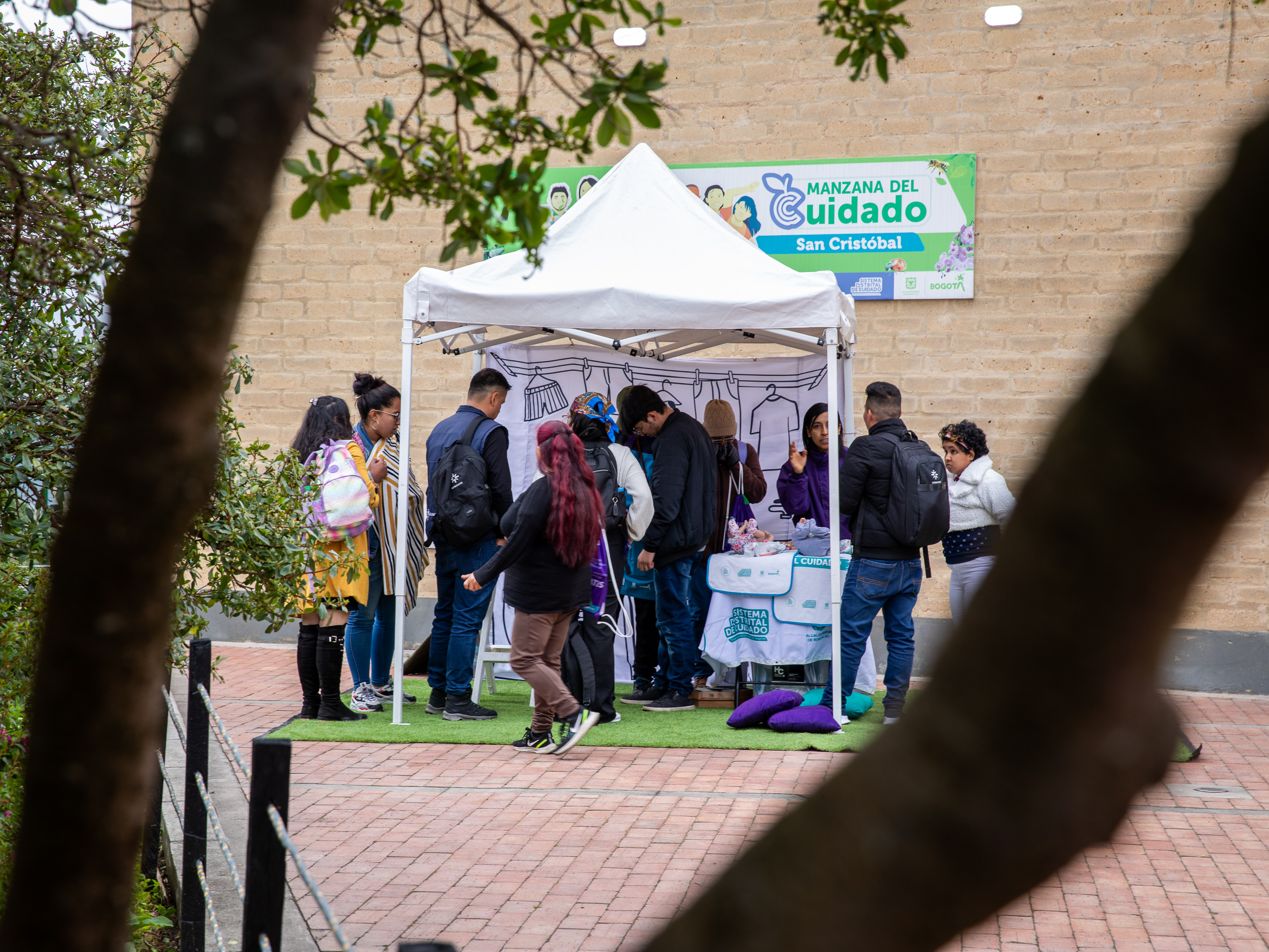 Una “escuela para hombres” enseña a cambiar pañales y hacer colas de caballo 5 La Escuela de Hombres al Cuidado montó un taller de un día en el centro comunitario del barrio San Cristóbal de Bogotá.