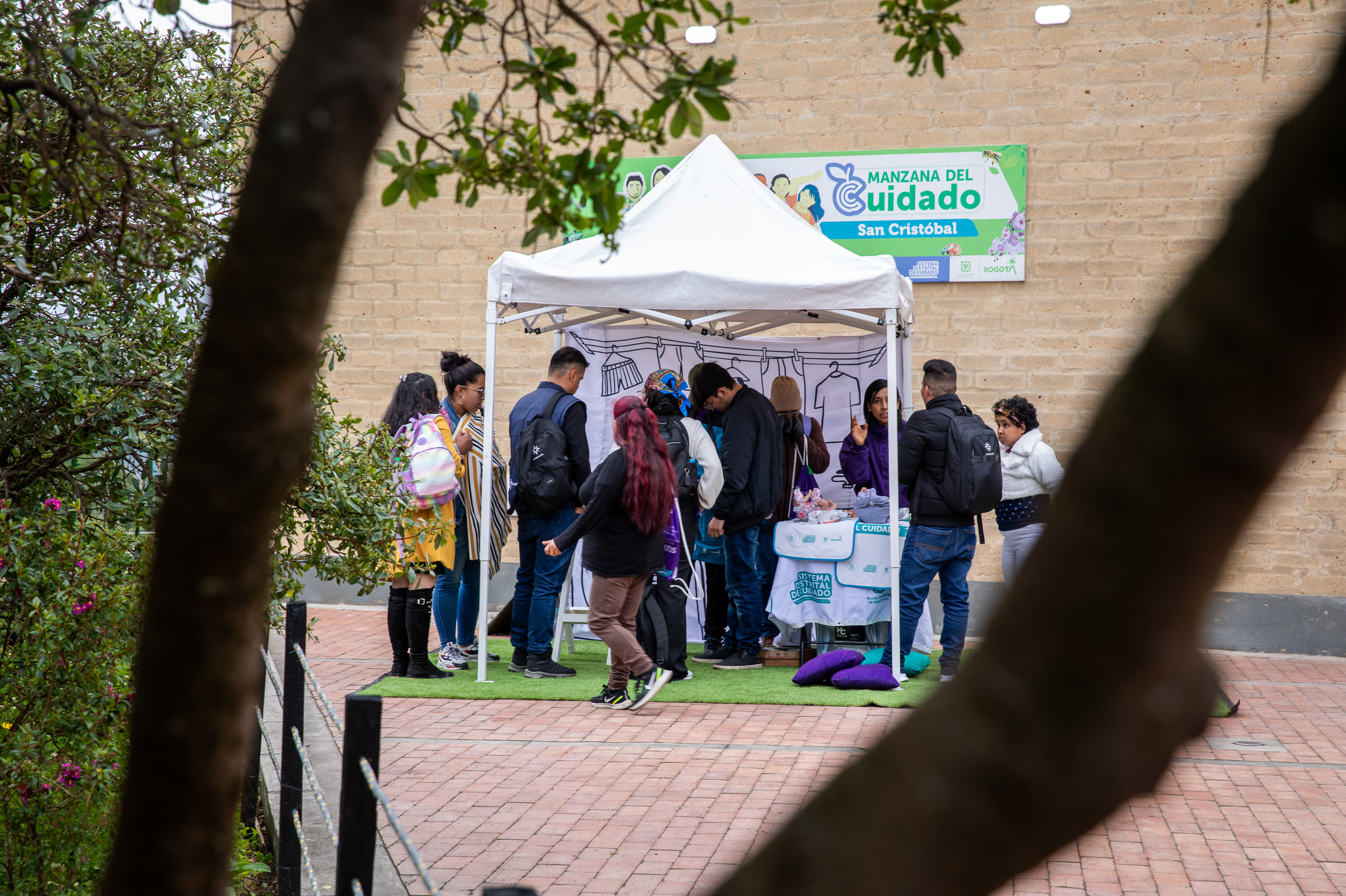 Hey, guys, wanna know how to diaper a baby or make a ponytail? Try the School for Men 5 The Care School for Men set up a pop-up workshop at the community center in Bogotá's San Cristóbal neighborhood.