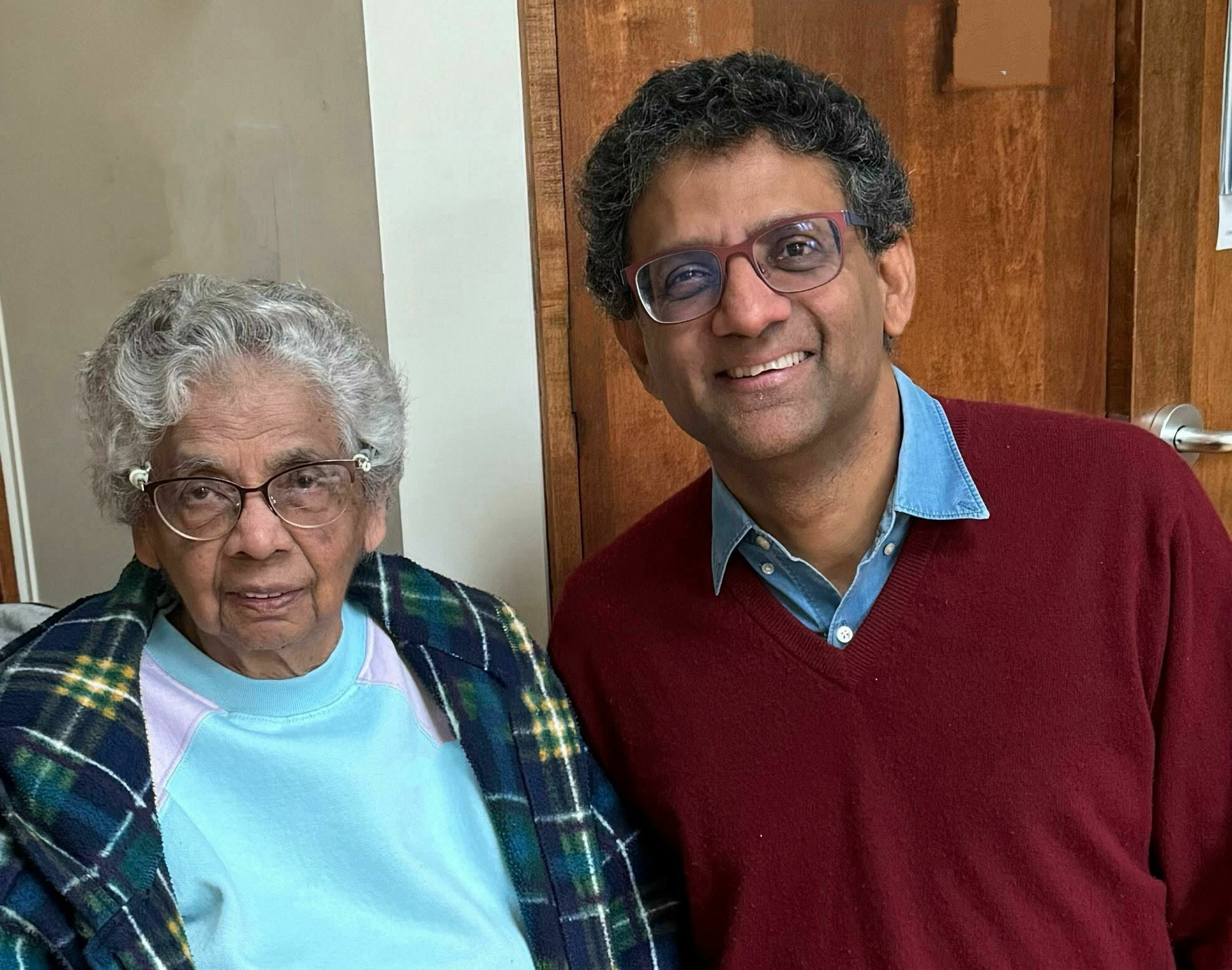 A stranger jumped into action when a 92-year-old started to get dragged by a car - Vimarsana News