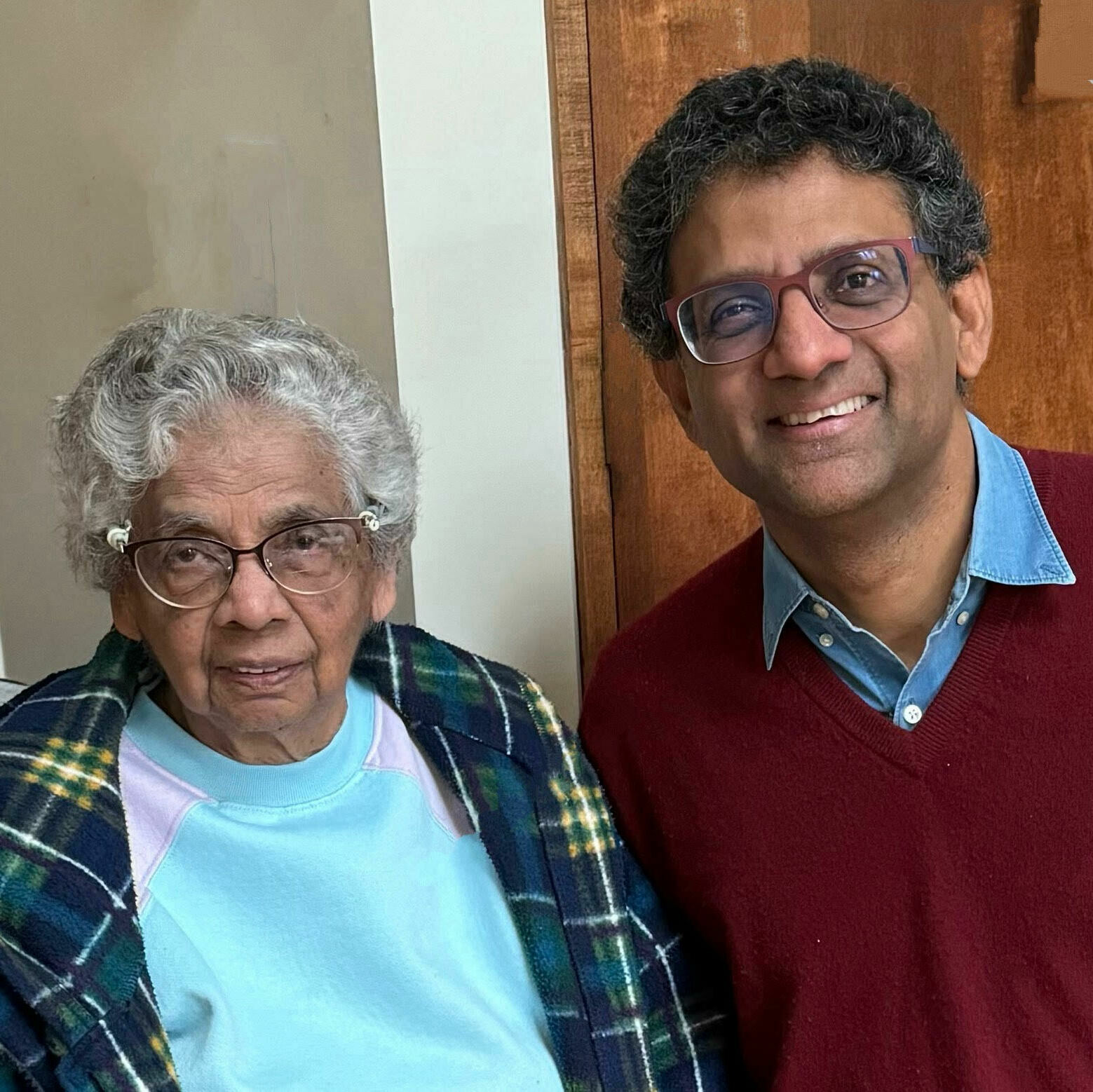 A stranger jumped into action when a 92-year-old started to get dragged by a car - Vimarsana News