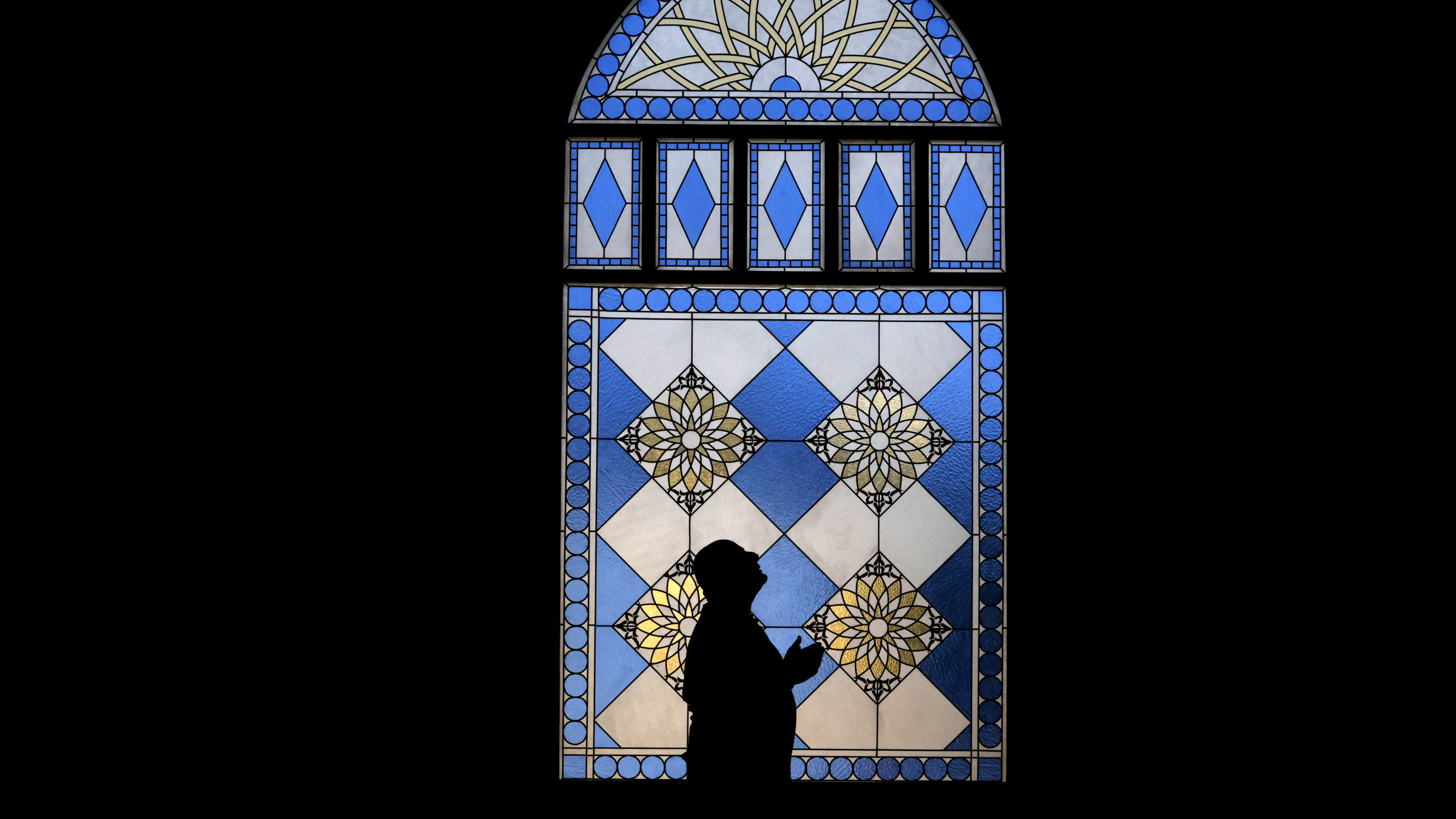 A Muslim man prays at Al Farooq Omar Bin Al Khattab Mosque on April 02, 2022 in Dubai, United Arab Emirates. (Getty Images)