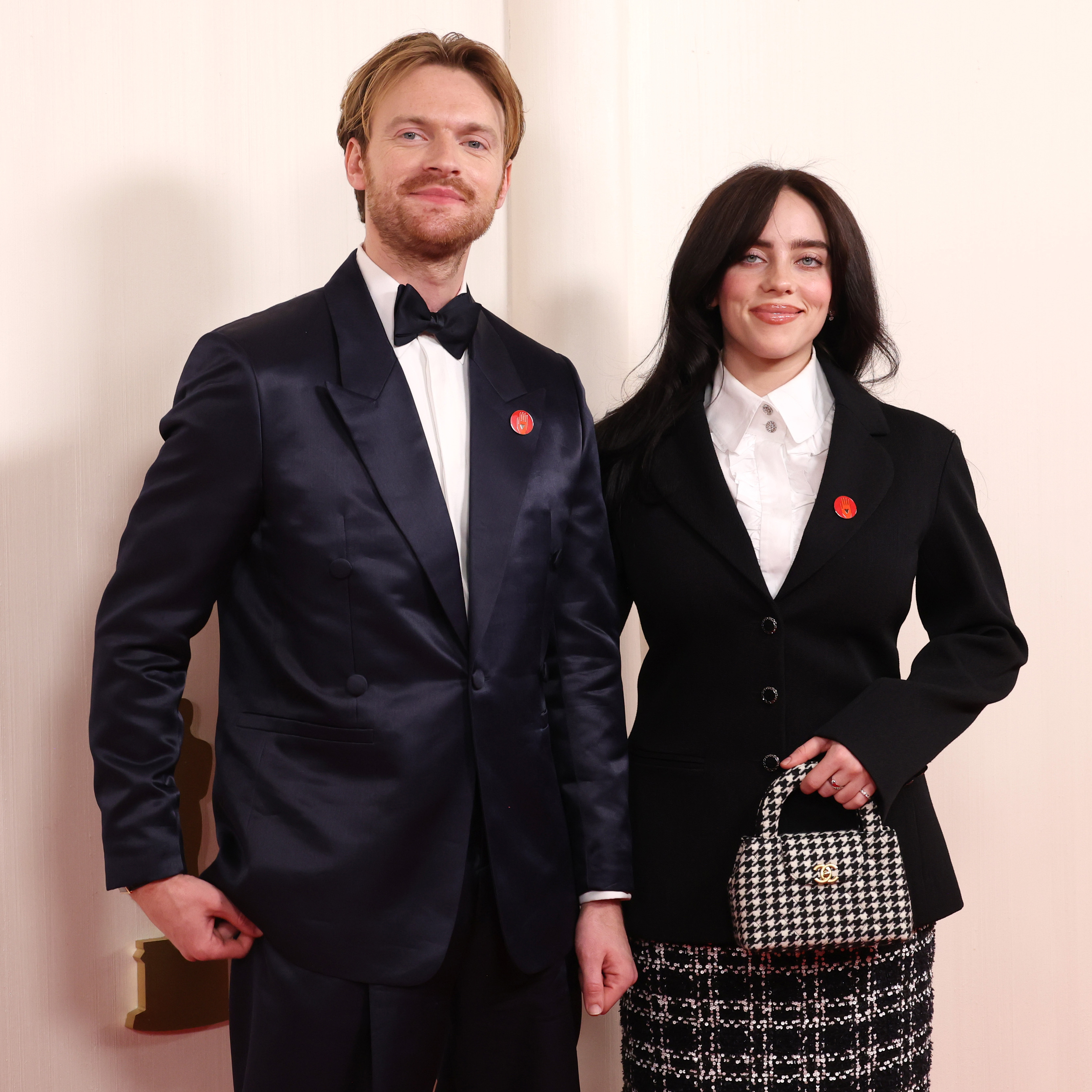 What's behind the red pins celebrities wore at the Oscars - Vimarsana News