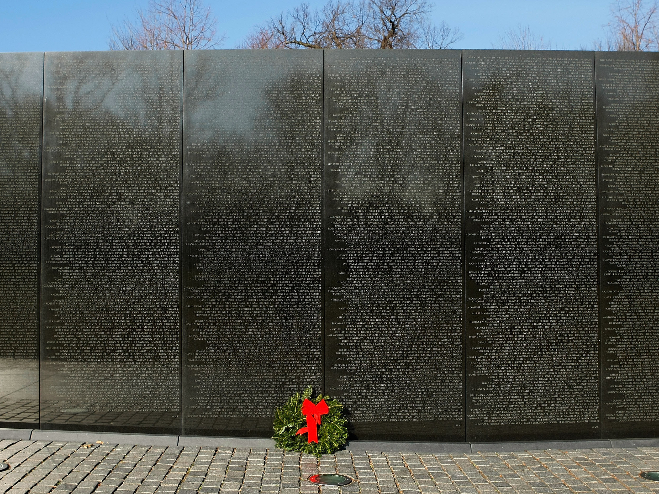 A new Kobe Bryant statue has multiple errors. It's not the first memorial with typos 2 More than 100 of the 58,000-plus names on the Vietnam Veterans Memorial in Washington, D.C., were misspelled. Some were corrected in place; others were added to another panel.