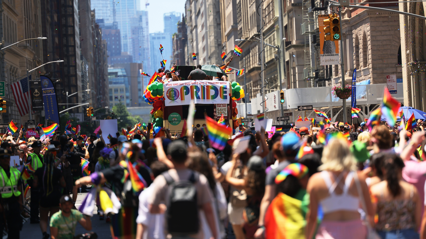 LGBTQ+であることを自認する米国成人の数は2012年以来倍増：-