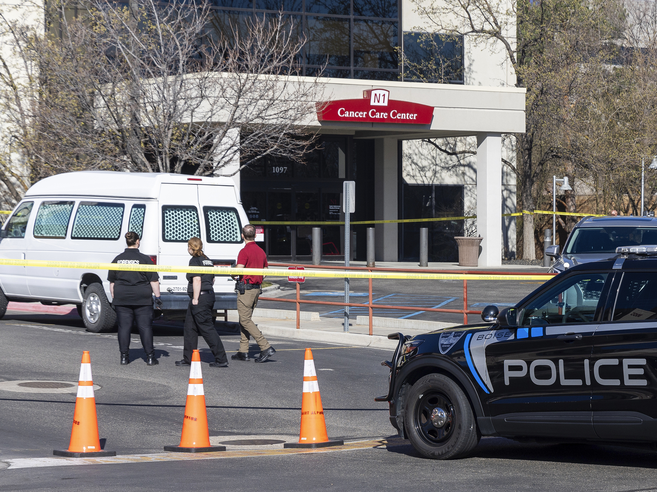 Idaho police search for escaped inmate and accomplice after ambush at Boise hospital Idaho police search for escaped inmate and accomplice after ambush at Boise hospital