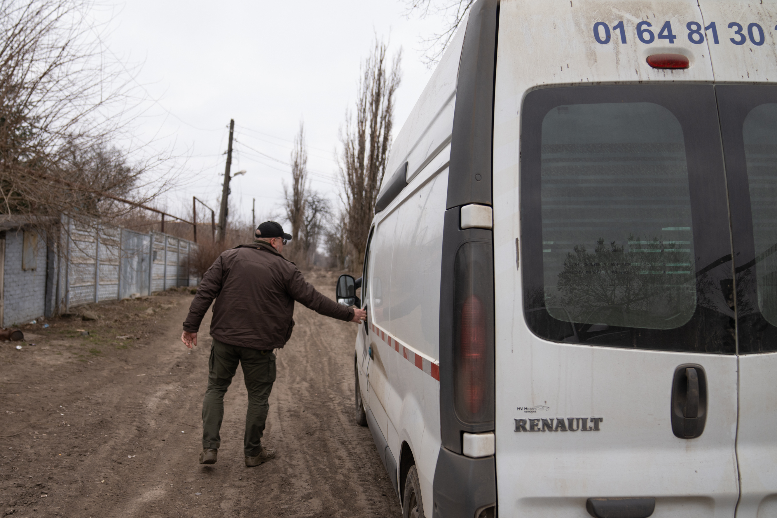 A mayor in Ukraine aids his town's few remaining people, as Russia closes in 11 Chaus returns to his van to visit more residents who are still living in his hometown, despite nearby explosions from the war's front line.