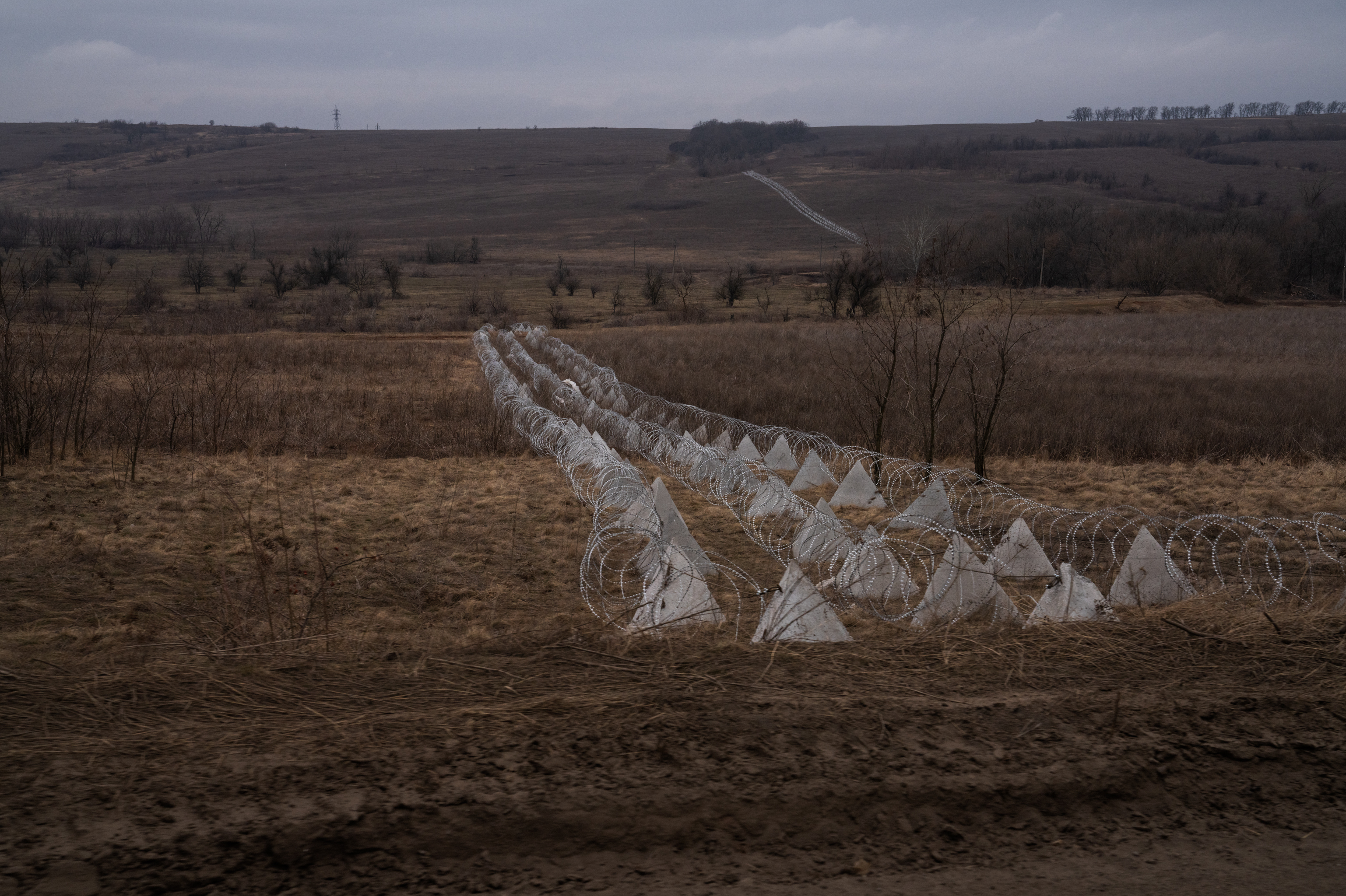 A mayor in Ukraine aids his town's few remaining people, as Russia closes in 1 Razor wire can be seen on the outskirts of Chasiv Yar.