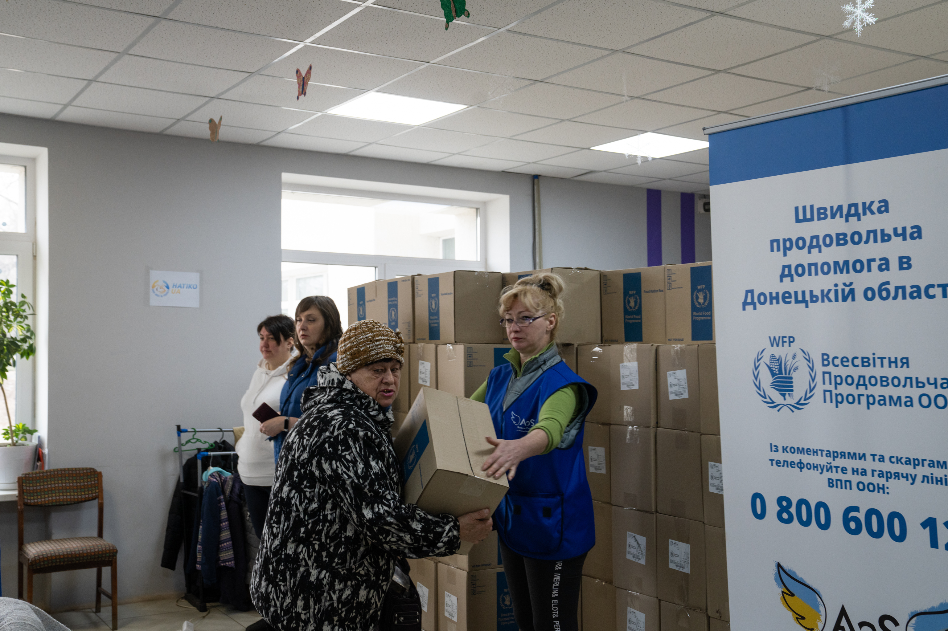A mayor in Ukraine aids his town's few remaining people, as Russia closes in 7 People line up for humanitarian aid at a handout location in Kostiantynivka.